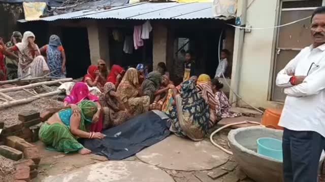 बारिश का कहर: कच्चा मकान ढहा, मलबे में दबकर महिला की दर्दनाक मौत
कौशाम्बी में लगातार हो रही मूसलाधार बारिश लोगों के लिए आफत बनती जा रही है। पइंशा थाना क्षेत्र के उदहिन खुर्द गांव में बीती रात करीब 11 बजे बारिश के चलते एक कच्चा मकान अचानक भरभरा कर ढह गया। हादसे के वक्त घर के अंदर मौजूद महिला मलबे में दब गई। मकान गिरने की आवाज सुनकर आसपास के ग्रामीण मौके पर पहुंचे और कड़ी मशक्कत के बाद महिला को मलबे से बाहर निकाला, लेकिन तब तक उसकी मौत हो चुकी थी। महिला की मौत की खबर मिलते ही परिवार में कोहराम मच गया। परिजनों का रो-रोकर बुरा हाल है। घटना के बाद गांव में भी दहशत का माहौल है।
👉 ग्रामीणों ने जिला प्रशासन से पीड़ित परिवार को तत्काल आर्थिक सहायता एवं आपदा राहत राशि दिलाए जाने की मांग की है।
✍️ अजय कुमार
KAUSHAMBI VOICE
#Kaushambi #KaushambiNews #बारिश #मकानढहा #हादसा BreakingNews UPNews KaushambiVoice