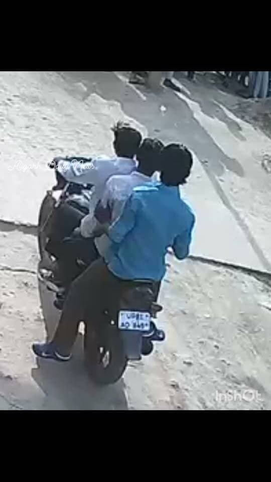 #अलीगढ़ में मोमोज लेने गए युवक पर आधा दर्जन दबंगों ने की मार -पिट , घेरकर बेरहमी से पीटा; ₹1500 लूटने का आरोप, नीम करौली मंदिर गेट पर हुई वारदात CCTV में कैद, थाना मडराक क्षेत्र में दबंगई से मचा हड़कंप
#AligarhNews #MadrakPolice #CrimeNews #CCTVFootage #BreakingNews