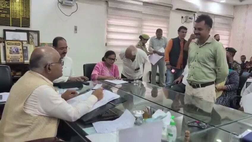 कानपुर में शस्त्र लाइसेंस के लिए DM की अनोखी शर्त—पहले गुटखा छोड़ो, फिर लाइसेंस मिलेगा!
DM जितेंद्र प्रताप सिंह ने युवक से पत्नी, पिता और ग्राम प्रधान का प्रमाण लेकर आने को कहा, बोले- “एक पीक से 4 लोगों को मार दोगे!”