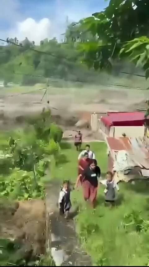 नेपाल में आई बाढ़ का एक और खौफनाक वीडियो,बच्चों को लेकर भागी महिला बाल-बाल बची!