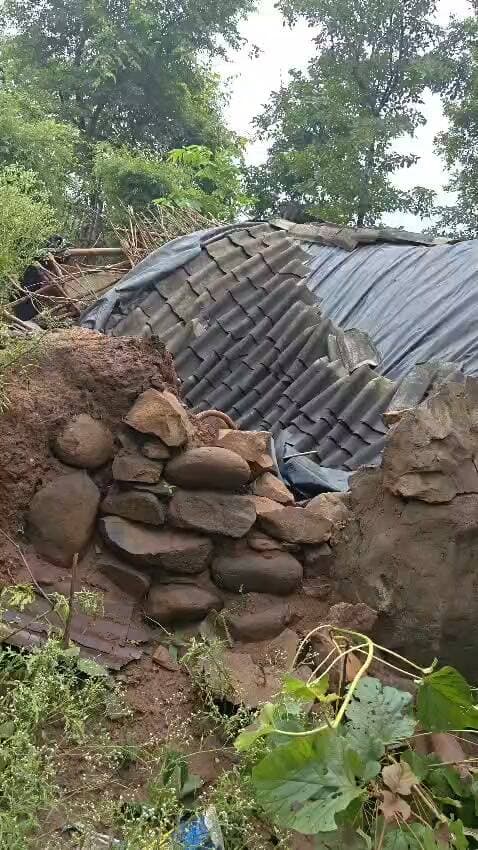 #चित्रकूट
टाटी घाट में मंदाकिनी नदी के तेज बहाव ने बहुत तांडव मचाया है ।
महात्माओं की कुटिया बह गई है आगे चक्की घाट पड़ता है टाटी घाट से चक्की घाट में 10 कुटिया बह गई है ।
महात्माओं के पास कुछ भी नहीं बचा है।
उन तक जाने के लिए नालों में पानी भरा है जा भी नहीं पा रहे हैं
शासन प्रशासन इस और ध्यान दें