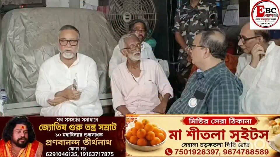 শিল্পমন্ত্রী তাপস রায়ের বাড়িতে কুণাল ঘোষ, জল্পনা উসকে সাফাই তৃণমূল নেতার
শিল্পমন্ত্রী তাপস রায়ের বাড়িতে তৃণমূলের রাজ্য সাধারণ সম্পাদক কুণাল ঘোষ। এই খবর ছড়িয়ে পড়তেই রাজনৈতিক মহলে তুমুল শোরগোল। তবে জল্পনায় জল ঢেলে দিলেন কুণাল ঘোষ নিজেই।
কুণাল ঘোষ জানিয়েছেন, এই সাক্ষাতের সঙ্গে রাজনীতির কোনও সম্পর্ক নেই। এটি সম্পূর্ণ ব্যক্তিগত ও মানবিক।
তিনি বলেন, তাপস রায়ের ফ্ল্যাটের নীচ তলাতেই থাকতেন তাঁর ছাত্রজীবনের ঘনিষ্ঠ বন্ধু শ্যামল কর্মকার। সম্প্রতি শ্যামল কর্মকারের অকালপ্রয়াণ হয়েছে। তাঁর পরলৌকিক ক্রিয়ার অনুষ্ঠানেই তিনি গিয়েছিলেন। সেখানেই মন্ত্রী তাপস রায়ের সঙ্গে সৌজন্য সাক্ষাৎ।
তৃণমূল সূত্রে খবর, পুরনো বন্ধুর পরিবারের পাশে দাঁড়াতেই সেখানে গিয়েছিলেন কুণাল। রাজনৈতিক সমীকরণের কোনও যোগ নেই বলেই স্পষ্ট জানিয়ে দিয়েছেন তিনি।