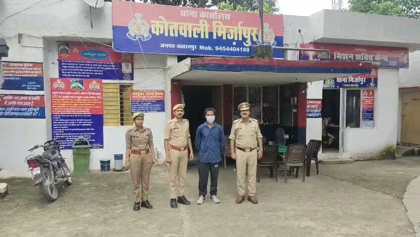 *दि सहारनपुर वॉइस / न्यूज़ 7*
*सच्चाई के साथ हरदम*
*👉🏾👉🏾 मिशन शक्ति फेज-5.0 का एक्शन: मिर्जापुर में महिलाओं-बालिकाओं पर अश्लील टिप्पणी करने वाला मनचला गिरफ्तार!!*
*👉🏾👉🏾 एंटी रोमियो टीम की कार्रवाई से मचा हड़कंप, जाटोवाला बस स्टैंड के पास से दबोचा गया आरोपी—BNS की धारा 296 में मुकदमा दर्ज!!*
*मिर्जापुर/सहारनपुर*
_मिशन शक्ति फेज-5.0 के तहत महिलाओं एवं बालिकाओं की सुरक्षा को लेकर सहारनपुर पुलिस का अभियान लगातार जारी है। इसी क्रम में थाना मिर्जापुर की एंटी रोमियो टीम ने सड़क पर आने-जाने वाली महिलाओं एवं बालिकाओं पर कथित रूप से अश्लील टिप्पणी करने वाले एक युवक को गिरफ्तार किया है।पुलिस के अनुसार, एंटी रोमियो टीम द्वारा क्षेत्र में चेकिंग एवं निगरानी की जा रही थी। इसी दौरान ग्राम जाटोवाला में पानी की टंकी के पास बस स्टैंड पर महिलाओं व बालिकाओं पर अश्लील टिप्पणी करने के आरोप में नौबाहर सिंह पुत्र स्व. हुकुम सिंह निवासी ग्राम जाटोवाला, थाना मिर्जापुर को गिरफ्तार किया गया।पुलिस ने गिरफ्तारी के आधार पर थाना मिर्जापुर में मु0अ0सं0 268/26, धारा 296 बीएनएस के तहत मुकदमा दर्ज किया है। आरोपी के खिलाफ आवश्यक कानूनी कार्रवाई करते हुए उसे न्यायालय के समक्ष पेश किया जा रहा है!!!_