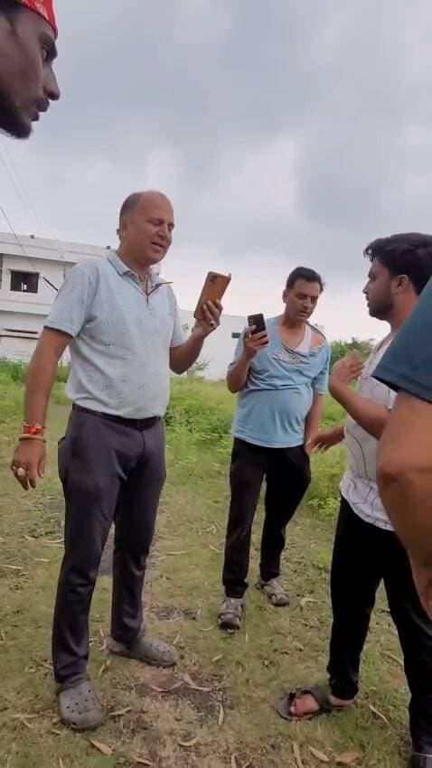 मंदसौर बगीचे की जमीन पर मंदिर निर्माण को लेकर विवाद, रहवासियों से मारपीट का आरोप
राजहंस कॉलोनी, गांधीनगर के पास बगीचे की जमीन पर मंदिर निर्माण को लेकर रविवार को विवाद हो गया। रहवासियों का आरोप है कि इस्कॉन मंदिर से जुड़े लोगों द्वारा बगीचे की जमीन पर मंदिर का निर्माण कर कब्जा किया जा रहा है। आज रहवासियों ने मौके पर पहुंचकर इस पर आपत्ति जताई, जिसके बाद दोनों पक्षों के बीच विवाद बढ़ गया।
रहवासियों ने आरोप लगाया कि आपत्ति करने पर उनके साथ मारपीट की गई। घटना के बाद दोनों पक्ष शिकायत दर्ज कराने के लिए वाय.डी. नगर थाने पहुंचे। पुलिस द्वारा दोनों पक्षों की शिकायत लेकर मामले की जांच की जा रही है।
बगीचे की जमीन पर निर्माण को लेकर लगाए जा रहे कब्जे के आरोपों की वास्तविकता क्या है और विवाद की शुरुआत किस बात को लेकर हुई, यह पुलिस जांच के बाद ही स्पष्ट हो सकेगा।