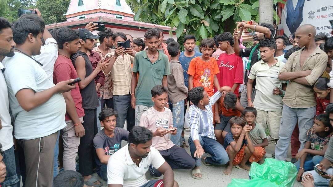 नीचे अखबार की शैली में भाषा को व्यवस्थित कर, घटना का क्रम और मानवीय पक्ष स्पष्ट रखते हुए करीब 250 शब्दों में तैयार किया गया है:
शटडाउन के बाद भी तार में दौड़ा करंट, बिजली मिस्त्री की मौत
मुआवजे की मांग को लेकर ग्रामीणों ने बैरिया-बेतिया मुख्य मार्ग किया जाम
बैरिया