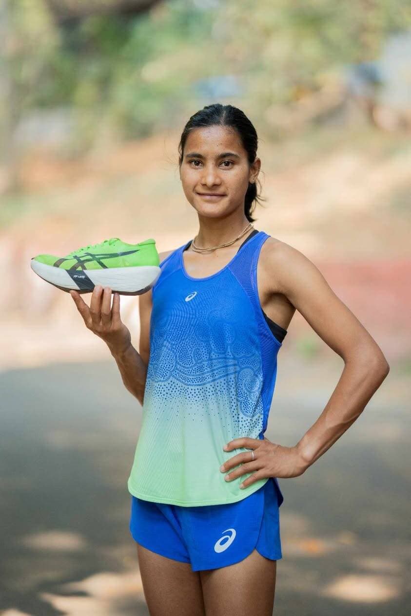 पहाड़ की बेटी भागीरथी ने हैदराबाद मैराथन में रचा इतिहास, 42 किमी की दौड़ 2:51 घंटे में पूरी कर जीता रजत पदक
चमोली जिले के सीमांत वाण गांव की बेटी भागीरथी बिष्ट ने अपनी मेहनत और प्रतिभा के दम पर एक बार फिर उत्तराखंड का नाम रोशन किया है। हैदराबाद में आयोजित मैराथन दौड़ में 24 वर्षीय भागीरथी ने 42 किलोमीटर की लंबी दौड़ महज 2 घंटे 51 मिनट में पूरी कर दूसरा स्थान हासिल किया और रजत पदक अपने नाम किया। उनकी इस उपलब्धि पर तेलंगाना के मुख्यमंत्री अनुमुला रेवंत रेड्डी ने भागीरथी को मेडल प्रदान कर सम्मानित किया।
पहाड़ के दुर्गम गांव से निकलकर राष्ट्रीय स्तर की मैराथन में अपनी पहचान बनाने वाली भागीरथी की सफलता से उत्तराखंड समेत चमोली जिले और देवाल क्षेत्र में खुशी की लहर है। ग्रामीण परिवेश और सीमित संसाधनों के बावजूद भागीरथी ने जिस तरह अपनी मेहनत के दम पर यह मुकाम हासिल किया है, वह क्षेत्र की अन्य बेटियों के लिए भी प्रेरणा बन गया है।
42 किलोमीटर की दौड़ में दिखाया दम
भागीरथी के कोच हिमाचल प्रदेश के सिरमौर निवासी और अंतरराष्ट्रीय मैराथन एथलीट सुनील शर्मा ने बताया कि भागीरथी ने 42 किलोमीटर की मैराथन दौड़ 2 घंटे 51 मिनट में पूरी कर दूसरा स्थान हासिल किया। उन्होंने बताया कि भागीरथी लगातार कड़ी मेहनत और अनुशासन के साथ प्रशिक्षण ले रही हैं। इससे पहले भी वह ईरान में आयोजित 42 किलोमीटर की मैराथन में भारत का प्रतिनिधित्व कर चुकी हैं। इसके अलावा देश के अलग-अलग हिस्सों में आयोजित कई मैराथन प्रतियोगिताओं में भाग लेकर उन्होंने शानदार प्रदर्शन किया है।
अब नजर ओलंपिक के स्वर्ण पदक पर
भागीरथी के कोच सुनील शर्मा ने बताया कि भागीरथी का लक्ष्य केवल राष्ट्रीय और अंतरराष्ट्रीय प्रतियोगिताओं में पदक जीतना नहीं है। उसका सपना ओलंपिक खेलों में देश का प्रतिनिधित्व कर मैराथन दौड़ में स्वर्ण पदक जीतना और भारत का नाम पूरी दुनिया में रोशन करना है।
उन्होंने कहा कि भागीरथी में प्रतिभा के साथ मेहनत करने का जज्बा भी है। कठिन परिस्थितियों से निकलकर यहां तक पहुंचना उनकी मजबूत इच्छाशक्ति को दर्शाता है। उनकी उपलब्धि पहाड़ की उन बेटियों के लिए प्रेरणादायक है, जो सीमित संसाधनों के बावजूद अपने सपनों को पूरा करने का हौसला रखती हैं।
वाण गांव की पगडंडियों से शुरू हुआ भागीरथी का दौड़ का सफर अब अंतरराष्ट्रीय मंच तक पहुंच चुका है। हैदराबाद में जीता गया रजत पदक उनके लिए एक और बड़ी उपलब्धि है, लेकिन उनकी नजर अब उस स्वर्ण पदक पर है, जिसका सपना वह ओलंपिक के मंच पर देश के लिए देख रही हैं।