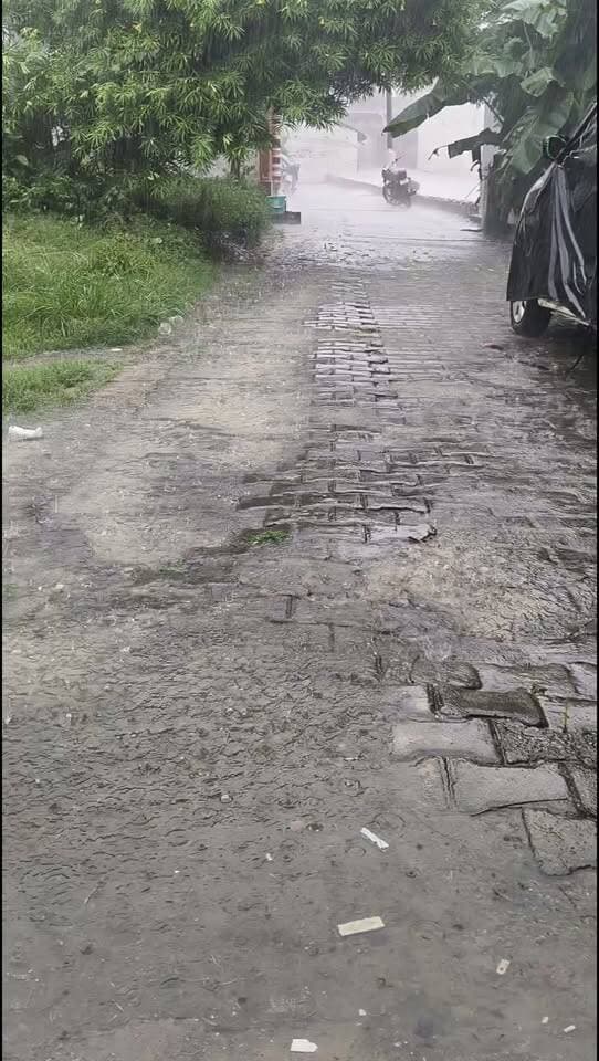 खलीलाबाद में जोरदार बारिश से गर्मी से मिली राहत, किसानों को भी राहत की उम्मीद
संत कबीर नगर के खलीलाबाद क्षेत्र में रविवार को हुई जोरदार बारिश से लोगों को पिछले दो दिनों से पड़ रही भीषण गर्मी और उमस से बड़ी राहत मिली। बारिश शुरू होते ही मौसम सुहावना हो गया और लोगों ने राहत की सांस ली।
करीब दो दिनों से तेज गर्मी और उमस के कारण आम जनजीवन प्रभावित था। ऐसे में बारिश ने लोगों को काफी राहत पहुंचाई। वहीं इस बारिश से किसानों के चेहरे पर भी खुशी देखने को मिली। खेतों में खड़ी फसलों के लिए बारिश का पानी काफी फायदेमंद माना जा रहा है। किसानों को उम्मीद है कि बारिश से फसलों को पर्याप्त नमी मिलेगी और सिंचाई का दबाव भी कुछ कम होगा।
बारिश के बाद तापमान में गिरावट आने से लोगों को गर्मी से राहत मिली। हालांकि कुछ स्थानों पर जलभराव और रास्तों पर कीचड़ की समस्या भी देखने को मिल सकती है। कुल मिलाकर खलीलाबाद में हुई बारिश आम जनता के साथ-साथ किसानों के लिए भी राहत और उम्मीद लेकर आई है।