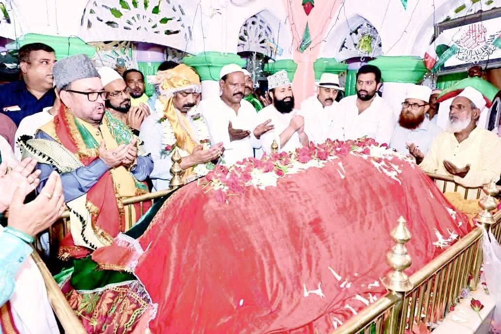 रांची डोरंडा में रिसालदार बाबा के 219वें उर्स में पहुंचे मुख्यमंत्री हेमंत सोरेन, चादरपोशी कर राज्य की खुशहाली की मांगी दुआ