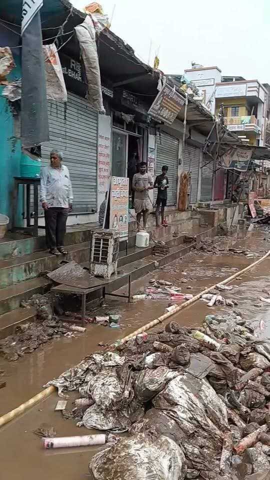 #चित्रकूट
भीषण बाढ़ के बाद चित्रकूट का दृश्य
रामघाट में सफाई कर्मचारियों ने संभाला मोर्चा