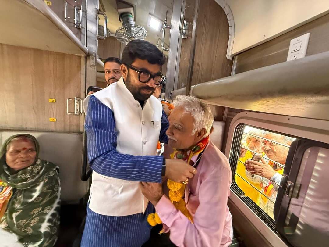 मुख्यमंत्री तीर्थ दर्शन योजना के तहत मथुरा-वृंदावन तीर्थ यात्रा के लिए छिंदवाड़ा से 196 तीर्थ यात्री रवाना
सांसद श्री साहू सहित अन्य जनप्रतिनिधियों और अधिकारियों ने पुष्पमाला पहनाकर शुभकामनाओं के साथ तीर्थ यात्रियों को किया रवाना
===============================================================
मुख्यमंत्री तीर्थ दर्शन योजना के अंतर्गत रविवार को छिंदवाड़ा रेल्वे स्टेशन से जिले के 196 यात्रियों को लेकर मथुरा-वृंदावन तीर्थ स्थल के लिये विशेष ट्रेन रवाना हुई। छिंदवाड़ा-पांढुर्णा सांसद श्री विवेक बंटी साहू व अन्य जनप्रतिनिधियों ने हरी झंडी दिखाकर तीर्थ यात्रियों की ट्रेन को रवाना किया।
इस अवसर पर छिंदवाड़ा-पांढुर्णा सांसद श्री साहू ने रेलवे स्टेशन छिंदवाड़ा पर तीर्थ यात्रियों का पुष्पमाला से स्वागत किया तथा सभी वरिष्ठ तीर्थ यात्रियों को मथुरा-वृंदावन की पावन तीर्थ यात्रा के लिए मंगलमय एवं सुखद यात्रा की शुभकामनाएं दीं।
तीर्थ यात्रा में छिंदवाड़ा जिले से 196 तीर्थ यात्री, 4 अनुरक्षक, 1 चिकित्सक, 1 फार्मासिस्ट एवं 5 सुरक्षाकर्मी यात्रियों की सुविधा, स्वास्थ्य एवं सुरक्षा के लिए साथ रवाना हुए हैं। यात्रा के दौरान तीर्थ यात्रियों को आवश्यक सुविधाएं एवं व्यवस्थाएं उपलब्ध कराने के लिए संबंधित दल भी उनके साथ रहेगा। इस विशेष तीर्थ यात्रा में छिंदवाड़ा जिले के साथ-साथ सिवनी, पांढुर्णा एवं बैतूल जिले के तीर्थ यात्री भी सम्मिलित होकर मथुरा-वृंदावन के पावन तीर्थ स्थलों के दर्शन के लिये रवाना हुए हैं। तीर्थ यात्रियों के प्रस्थान के अवसर पर अनुविभागीय अधिकारी राजस्व छिंदवाड़ा श्री सुधीर जैन और डिप्टी कलेक्टर एवं प्रभारी अधिकारी धर्मस्व श्री राहुल कुमार पटेल सहित संबंधित अधिकारी एवं कर्मचारी उपस्थित थे। जिला प्रशासन द्वारा तीर्थ यात्रियों को सुखद, सुरक्षित एवं मंगलमय यात्रा की शुभकामनाएं प्रेषित की गईं।
