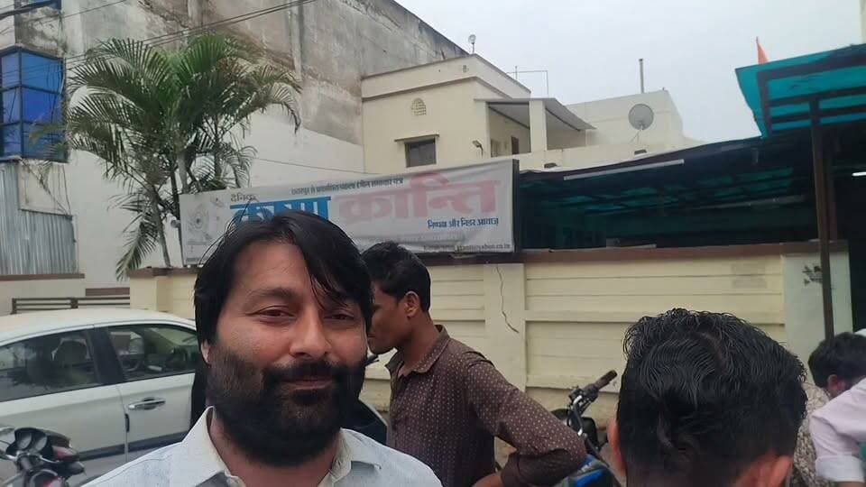 छतरपुर। डॉ दौसाज कि क्लीनिक पर गलत इंजेक्शन लगाने से व्यक्ति कि मौत पर हंसता दिखाई दिया युवक।