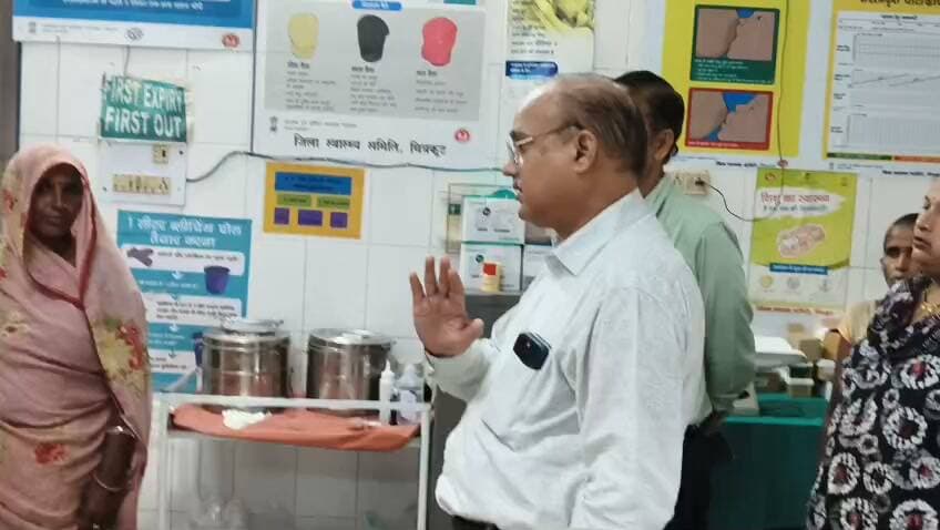 जनपद चित्रकूट में आई भीषण बाढ से सम्बन्धित स्वास्थ्य विभाग की कार्ययोजना
वर्ष 2026 के मानसून में अत्यधिक वर्षा के कारण जनपद चित्रकूट की मंदाकिनी नदी में पिछले कई वर्षों का रिकार्ड तोडते हुए भीषण बाढ के दृष्टिगत बाढ प्रभावित क्षेत्रो में ब्लॉक पहाडी में 06, ब्लॉक रामनगर मे 03 तथा ब्लॉक मऊ में 15 कुल 24 बाढ चौकियो की स्थापना मय स्टाफ आवश्यक औषधियो सहित कियाशील रखा जा रहा है।
प्रत्येक बाढ चौकी में 01 चिकित्सक, 01 फार्मासिस्ट, 01 वार्डव्याय एंव 01 आशा कार्यकर्ती की डयूटी लगायी गयी है, प्रत्येक चौकी में जीवन रक्षण औषधियो सहित ओ०आर०एस० पैकेट, क्लोरीन की गोलियों तथा ब्लीचिंग पाउडर की पर्याप्त उपलब्धता सुनिश्चित की गयी है।
जनपद स्तरीय ड्रगवेयर हाउस में रेबीस वैक्सीन के 4764, एन्टी स्नैक वीनम के 4119 वायल तथा ओ०आर०एस० के 219480 पैकेट तथा ब्लीचिंग पाउडर के 1250 किग्रा0 की उपलब्धता है, साथ ही जनपद की समस्त 108, 102 एम्बुलेंस को एलर्ट मोड पर रखा गया है। सयुक्त जिला चिकित्सालय चित्रकूट तथा जनपद के समस्त सामुदायिक स्वास्थ्य केन्द्रो में आपात कालीन स्थितियो से निपटने हेतु अलग से बेड रिजर्व किये गये है। जनपद की आर०आर०टी० (रैपिट रिस्पॉस टीमे) 24 घंटे एलर्ट मोड पर है। जनपद स्थित रैनबसेरा सीतापुर में ठहराये गये बाढ पीडितो हेतु अलग से मेडिकल टीम समस्त औषधियो सहित जिला प्रशासन से समन्वय स्थापित करते हुए लगायी गयी है तथा जनपद की समस्त एएनएम एंव आशाओ को अपने-अपने क्षेत्र में आवश्यक औषधियो सहित उपस्थित रहने हेतु निर्देश दिये गये है।
जनपद के प्रमुख बाढ स्थलो यथा रामधाट, कर्वी मंदाकिनी पुल, बरदहा नदी मानिकपुर, यमुनाघाट राजापुर एंव मऊ स्थिति क्षेत्र आदि के स्थलो पर मेडिकल टीम भेज कर दवा वितरण एंव एन्टीलार्वा आदि का छिडकाव कराया जा रहा है तथा अधोहस्ताक्षरी द्वारा दिनाँक 29.08. 2026 को ही पत्र जारी कर सभी चिकित्सा इकाईयो को 24 घंटे अपनी इकाईयो को खोले रखने एंव किसी भी प्रकार का अवकाश नही दिये जाने हेतु आदेश जारी किये गये है।
