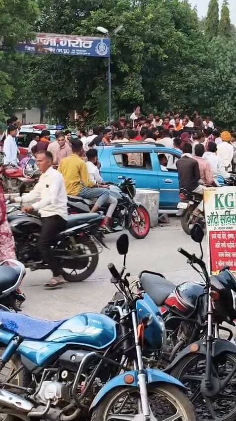 #गरोठ अपडेट | डबल मर्डर हत्याकांड का खुलासा होने के बाद आरोपियों का जुलूस निकालने की मांग को लेकर लोग गरोठ पुलिस थाने पहुंचे। देखिए यशस्वी दुनिया संवाददाता विक्रांत व्यास की ग्राउंड रिपोर्ट।
#गरोठ #डबलमर्डर #यशस्वीदुनिया
