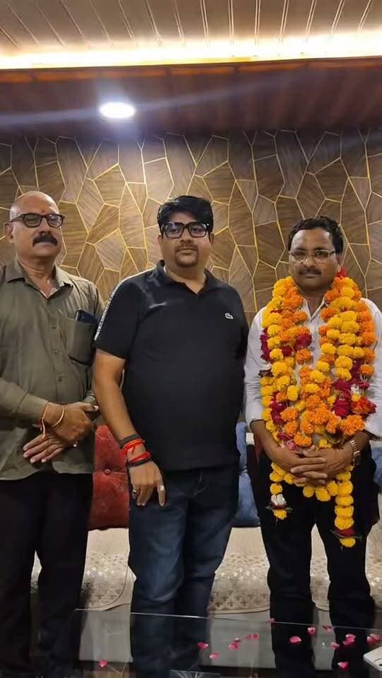 इलेक्ट्रॉनिक मीडिया क्लब लगातार विस्तार की ओर अग्रसर है, इसी क्रम में आज इलेक्ट्रॉनिक मीडिया क्लब झांसी के प्रदेश स्तरीय ऑफिस में मध्य प्रदेश के दमोह जिले से इम्तियाज भाई को दमोह जिले का जिलाध्यक्ष की कमान सौंपी है जो की दमोह जिले में संगठन का विस्तार करेंगे और संगठन को मजबूत करने का काम करेंगे,,सभी साथियों को ढेर सारी बधाई शुभकामनाएं...