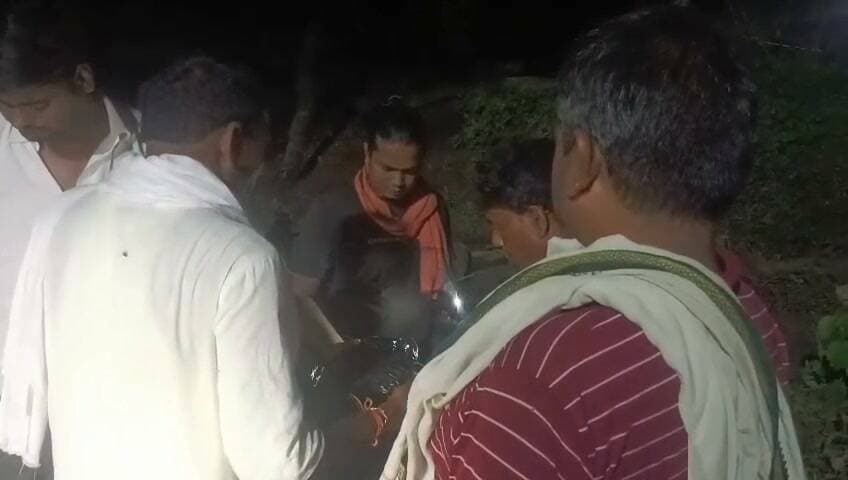 चित्रकूट जिले के पहाड़ी थाना क्षेत्र के चौरा गांव में रात 11:00 बजे पहुंचे जिम्मेदार अधिकारी बाढ़ से प्रभावित लोगों से मिलने और उनको राहत सामग्री देने