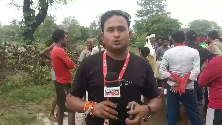 चौरा में बाढ़ की तबाही! कई आशियाने जमींदोज, खुले आसमान के नीचे परिवार
चित्रकूट। पहाड़ी ब्लॉक की ग्राम पंचायत चौरा में मंदाकिनी की बाढ़ ने भारी तबाही मचाई है। ग्रामीणों के मुताबिक करीब 50 घर गिर गए या बुरी तरह क्षतिग्रस्त हुए हैं। कई परिवार बेघर होकर सुरक्षित ठिकानों की तलाश में हैं।
ग्रामीणों का आरोप है कि प्रभावित इलाकों में तत्काल राहत और सर्वे की जरूरत है। ग्राम प्रधान ने भी प्रशासन से मौके पर पहुंचकर स्थिति का जायजा लेने की मांग की है।
ग्रामीणों की मांग—उसे पर फंसे लोगों तक राहत टीम पहुंचे पीड़ित परिवारों को भोजन, पानी, सुरक्षित आश्रय व आर्थिक सहायता उपलब्ध कराई जाए।
📢 सवाल यही है—बाढ़ में घर गंवा चुके परिवारों तक राहत कब पहुंचेगी?
#चित्रकूट #चौरा #पहाड़ी #मंदाकिनी #बाढ़ #Flood #Chitrakoot #FloodRelief