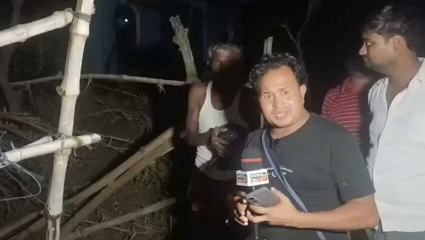 चौरा में बाढ़ की तबाही! कई आशियाने जमींदोज, खुले आसमान के नीचे परिवार
चित्रकूट। पहाड़ी ब्लॉक की ग्राम पंचायत चौरा में मंदाकिनी की बाढ़ ने भारी तबाही मचाई है। ग्रामीणों के मुताबिक करीब 50 घर गिर गए या बुरी तरह क्षतिग्रस्त हुए हैं। कई परिवार बेघर होकर सुरक्षित ठिकानों की तलाश में हैं।
ग्रामीणों का आरोप है कि प्रभावित इलाकों में तत्काल राहत और सर्वे की जरूरत है। ग्राम प्रधान ने भी प्रशासन से मौके पर पहुंचकर स्थिति का जायजा लेने की मांग की है।
ग्रामीणों की मांग—उसे पर फंसे लोगों तक राहत टीम पहुंचे पीड़ित परिवारों को भोजन, पानी, सुरक्षित आश्रय व आर्थिक सहायता उपलब्ध कराई जाए।
📢 सवाल यही है—बाढ़ में घर गंवा चुके परिवारों तक राहत कब पहुंचेगी?
#चित्रकूट #चौरा #पहाड़ी #मंदाकिनी #बाढ़ #Flood #Chitrakoot #FloodRelief