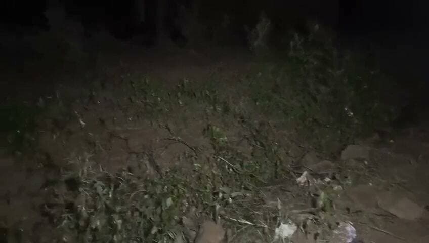चौरा में बाढ़ की तबाही! कई आशियाने जमींदोज, खुले आसमान के नीचे परिवार
चित्रकूट। पहाड़ी ब्लॉक की ग्राम पंचायत चौरा में मंदाकिनी की बाढ़ ने भारी तबाही मचाई है। ग्रामीणों के मुताबिक करीब 50 घर गिर गए या बुरी तरह क्षतिग्रस्त हुए हैं। कई परिवार बेघर होकर सुरक्षित ठिकानों की तलाश में हैं।
ग्रामीणों का आरोप है कि प्रभावित इलाकों में तत्काल राहत और सर्वे की जरूरत है। ग्राम प्रधान ने भी प्रशासन से मौके पर पहुंचकर स्थिति का जायजा लेने की मांग की है।
ग्रामीणों की मांग—उसे पर फंसे लोगों तक राहत टीम पहुंचे पीड़ित परिवारों को भोजन, पानी, सुरक्षित आश्रय व आर्थिक सहायता उपलब्ध कराई जाए।
📢 सवाल यही है—बाढ़ में घर गंवा चुके परिवारों तक राहत कब पहुंचेगी?
#चित्रकूट #चौरा #पहाड़ी #मंदाकिनी #बाढ़ #Flood #Chitrakoot #FloodRelief
