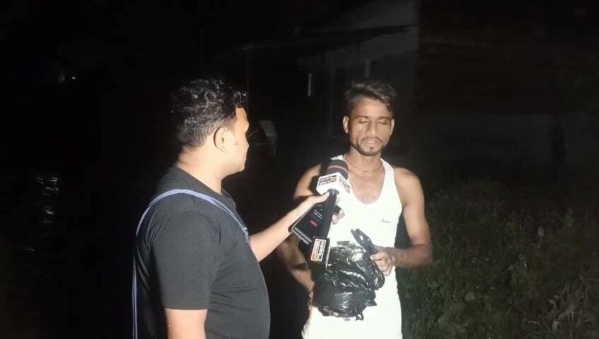 चौरा में बाढ़ की तबाही! कई आशियाने जमींदोज, खुले आसमान के नीचे परिवार
चित्रकूट। पहाड़ी ब्लॉक की ग्राम पंचायत चौरा में मंदाकिनी की बाढ़ ने भारी तबाही मचाई है। ग्रामीणों के मुताबिक करीब 50 घर गिर गए या बुरी तरह क्षतिग्रस्त हुए हैं। कई परिवार बेघर होकर सुरक्षित ठिकानों की तलाश में हैं।
ग्रामीणों का आरोप है कि प्रभावित इलाकों में तत्काल राहत और सर्वे की जरूरत है। ग्राम प्रधान ने भी प्रशासन से मौके पर पहुंचकर स्थिति का जायजा लेने की मांग की है।
ग्रामीणों की मांग—उसे पर फंसे लोगों तक राहत टीम पहुंचे पीड़ित परिवारों को भोजन, पानी, सुरक्षित आश्रय व आर्थिक सहायता उपलब्ध कराई जाए।
📢 सवाल यही है—बाढ़ में घर गंवा चुके परिवारों तक राहत कब पहुंचेगी?
#चित्रकूट #चौरा #पहाड़ी #मंदाकिनी #बाढ़ #Flood #Chitrakoot #FloodRelief