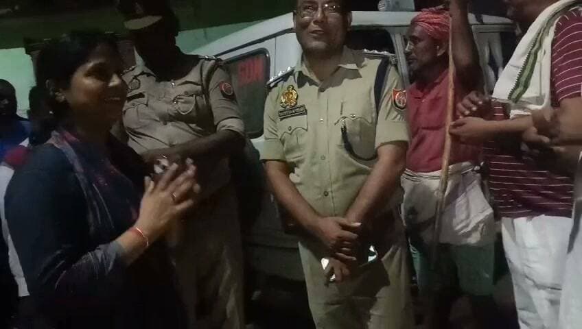 चौरा में बाढ़ की तबाही! कई आशियाने जमींदोज, खुले आसमान के नीचे परिवार
चित्रकूट। पहाड़ी ब्लॉक की ग्राम पंचायत चौरा में मंदाकिनी की बाढ़ ने भारी तबाही मचाई है। ग्रामीणों के मुताबिक करीब 50 घर गिर गए या बुरी तरह क्षतिग्रस्त हुए हैं। कई परिवार बेघर होकर सुरक्षित ठिकानों की तलाश में हैं।
ग्रामीणों का आरोप है कि प्रभावित इलाकों में तत्काल राहत और सर्वे की जरूरत है। ग्राम प्रधान ने भी प्रशासन से मौके पर पहुंचकर स्थिति का जायजा लेने की मांग की है।
ग्रामीणों की मांग—उसे पर फंसे लोगों तक राहत टीम पहुंचे पीड़ित परिवारों को भोजन, पानी, सुरक्षित आश्रय व आर्थिक सहायता उपलब्ध कराई जाए।
📢 सवाल यही है—बाढ़ में घर गंवा चुके परिवारों तक राहत कब पहुंचेगी?
#चित्रकूट #चौरा #पहाड़ी #मंदाकिनी #बाढ़ #Flood #Chitrakoot #FloodRelief