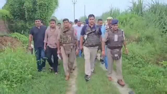 अंकित बलियान हत्याकांड के 2 आरोपी ढेर
शामली पुलिस का दावा है कि मोहित और सुमित को पुलिस ने गांव खेड़ी के जंगल में घेरा. पुलिस टीम ने उनको रूकने के लिए कहा लेकिन उन्होने पुलिस पर फायर खोल दिया. जबाबी कार्रवाई में पुलिस की गोलियों से दोनों मारे गये।