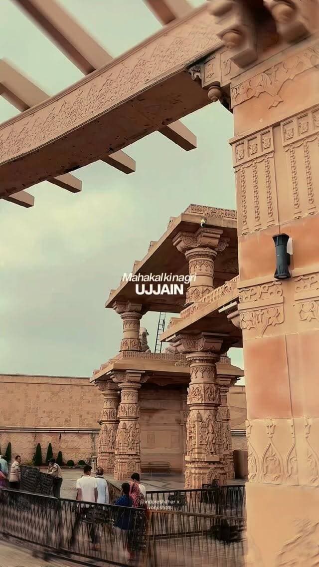 महाकाल की शक्ति जहाँ जागती है, वहाँ किस्मत नहीं—काल भी दिशा बदलता है। 🔱🕉️
उज्जैन की पावन धरती पर जहाँ महाकाल का वास है, वहाँ स्वयं काल भी नतमस्तक हो जाता है। 🔱
महाकाल की शक्ति के आगे हर भय, हर बाधा और हर संकट छोटा पड़ जाता है।
जिसके सिर पर महाकाल का हाथ हो, उसे दुनिया की कोई ताकत हरा नहीं सकती।
उनका आशीर्वाद जीवन में साहस, शांति और विजय का प्रकाश भर देता है।
महाकाल की भक्ति में वो शक्ति है, जो टूटे हुए मन को भी अडिग बना देती है।
बस विश्वास सच्चा हो और मन में महाकाल हों, तो हर राह आसान हो जाती है।
जय श्री महाकाल! हर हर महादेव! 🕉️🔱
#viral #mahakal #fyp #explorepage #mahakaleshwar