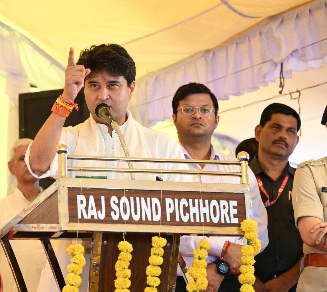 केन्द्रीय संचार एवं पूर्वोत्तर क्षेत्र विकास मंत्री श्री Jyotiraditya M Scindia द्वारा विकासखंड खनियाधाना के बामोरकलां में 1 करोड़ 24 लाख की लागत से निर्मित उपतहसील कार्यालय भवन तथा ग्राम पिपरा के 1 करोड़ 46 लाख की लागत के नवीन 33/11 के.वी. विद्युत उपकेंद्र का लोकार्पण किया। इससे क्षेत्रवासियों को सुगम प्रशासनिक सेवाएं और बिजली आपूर्ति होगी। कार्यक्रम में जनकल्याणकारी योजनाओं के हितग्राहियों को लाभान्वित किया गया।
इस अवसर पर पिछोर विधायक श्री प्रीतम लोधी, कलेक्टर एवं जिला मजिस्ट्रेट श्री Arpit Verma IAS, पुलिस अधीक्षक श्रीमती यांगचेन डोलकर भूटिया, जिला पंचायत अध्यक्ष श्रीमती नेहा यादव, जिलाध्यक्ष श्री जसवंत जाटव सहित अन्य जनप्रतिनिधिगण एवं बड़ी संख्या में ग्रामीणजन उपस्थित रहे।
CM Madhya Pradesh
Jansampark Madhya Pradesh
Collector Shivpuri
#shivpuri