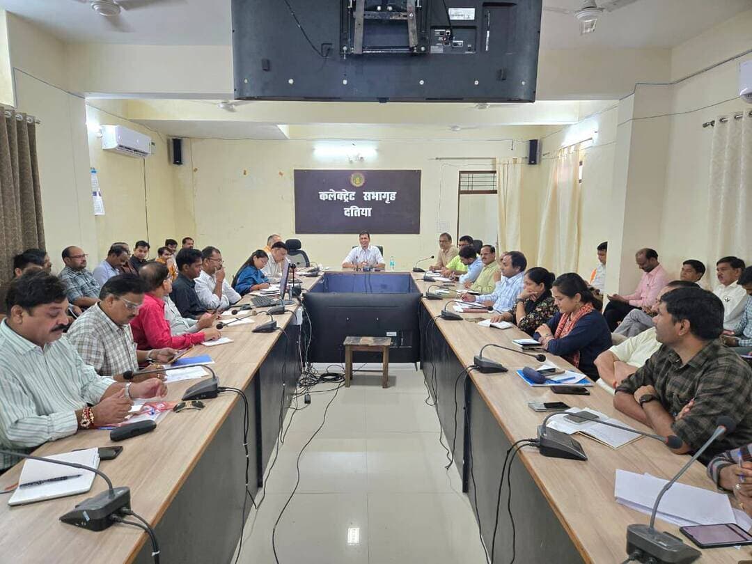 पीएम आवास के लंबित प्रकरणों का प्राथमिकता से करें निराकरण – कलेक्टर
जनकल्याण शिविरों में अधिक से अधिक समस्याओं का मौके पर करें समाधान
सभी राजस्व अधिकारी नियमित रूप से राजस्व न्यायालय में बैठकर लंबित प्रकरणों का करें निराकरण
आगामी दिनों में होगा औचक निरीक्षण, लापरवाही पाए जाने पर होगी सख्त कार्रवाई
कलेक्टर श्री स्वप्निल वानखड़े की अध्यक्षता में प्रत्येक सोमवार आयोजित होने वाली समय-सीमा बैठक में विभिन्न विभागों के लंबित कार्यों एवं शासन की योजनाओं की विस्तृत समीक्षा की गई। कलेक्टर ने अधिकारियों को निर्देश दिए कि पात्र हितग्राहियों को शासन की योजनाओं का लाभ समयबद्ध रूप से मिले तथा लंबित प्रकरणों के निराकरण में किसी भी प्रकार की लापरवाही बर्दाश्त नहीं की जाएगी। बैठक में अपर कलेक्टर सहित विभिन्न विभागों के अधिकारी उपस्थित रहे।
बैठक में प्रधानमंत्री आवास योजना के लंबित प्रकरणों की समीक्षा करते हुए कलेक्टर ने संबंधित अधिकारियों को इन्हें प्राथमिकता के साथ समय-सीमा में निराकृत करने के निर्देश दिए। फार्मर रजिस्ट्री की समीक्षा के दौरान उन्होंने राजस्व अधिकारियों को एक सप्ताह में अपेक्षित प्रगति सुनिश्चित करने के निर्देश दिए।
आरसीएमएस के अंतर्गत बंटवारा, नामांतरण एवं सीमांकन के प्रकरणों की समीक्षा करते हुए कलेक्टर ने सभी राजस्व अधिकारियों को नियमित रूप से राजस्व न्यायालय में बैठकर लंबित प्रकरणों का निराकरण सुनिश्चित करने के निर्देश दिए। उन्होंने कहा कि आगामी दिनों में वरिष्ठ अधिकारियों द्वारा औचक निरीक्षण किया जाएगा तथा लापरवाही पाए जाने पर संबंधित के विरुद्ध सख्त कार्रवाई की जाएगी।
जनकल्याण शिविरों में अधिक से अधिक समस्याओं का मौके पर करें निराकरण
कलेक्टर श्री वानखड़े ने मुख्यमंत्री जनविश्वास अभियान के अंतर्गत आयोजित किए जा रहे शिविरों की समीक्षा करते हुए अधिकारियों को अधिक से अधिक समस्याओं का मौके पर ही निराकरण सुनिश्चित करने के निर्देश दिए। उन्होंने कहा कि सभी प्रशासनिक अधिकारी अपनी जिम्मेदारियों का संवेदनशीलता के साथ निर्वहन करें तथा पात्र हितग्राहियों तक शासन की योजनाओं का लाभ समयबद्ध रूप से पहुंचाएं।
उन्होंने बताया कि अगला जनकल्याण शिविर उनाव में आयोजित किया जाएगा। उन्होंने सभी संबंधित अधिकारियों को शिविर में समय पर उपस्थित रहने, क्षेत्र का भ्रमण करने तथा प्राप्त शिकायतों एवं समस्याओं का निराकरण सुनिश्चित करने के निर्देश दिए।
कलेक्टर श्री वानखड़े ने बैठक में 50 दिवस से अधिक समय से लंबित सीएम हेल्पलाइन शिकायतों के निराकरण की भी समीक्षा की। उन्होंने अधिकारियों को ऐसी शिकायतों का प्राथमिकता से निराकरण करने के निर्देश दिए। साथ ही दिशा बैठक के पालन प्रतिवेदन को निर्धारित समय-सीमा में प्रस्तुत करने के निर्देश दिए। उन्होंने कहा कि जानकारी समय पर प्रस्तुत नहीं करने वाले अधिकारियों के विरुद्ध वेतन कटौती की कार्रवाई की जाएगी।
बैठक में जिला पंचायत के विभिन्न कार्यों, गौशालाओं के संचालन तथा पंचायत एवं अन्य निकायों के लंबित विद्युत बिलों के भुगतान की समीक्षा की गई। कलेक्टर ने संबंधित निकायों से विद्युत बिलों की राशि जमा करवाने के लिए विद्युत विभाग को आवश्यक कार्रवाई के निर्देश दिए।
वृद्धावस्था, विधवा एवं दिव्यांग पेंशन से संबंधित निकायवार डीएलसी रिपोर्ट की समीक्षा करते हुए कलेक्टर ने सीएमओ एवं जनपद पंचायतों के सीईओ को प्रगति सुनिश्चित करने के निर्देश दिए। राहवीर योजना, समग्र-2.0, प्रधानमंत्री श्रम योगी मानधन योजना तथा संबल पंजीयन के लंबित प्रकरणों की भी विस्तृत समीक्षा की गई।
कलेक्टर ने ऑनलाइन उपस्थिति में फर्जी तरीके से उपस्थिति दर्ज किए जाने के मामलों की जांच कर दोषियों के विरुद्ध कार्रवाई के निर्देश जिला शिक्षा अधिकारी एवं डीपीसी को दिए।
शिक्षा विभाग, जनजातीय कार्य विभाग सहित अन्य विभागों के छात्रावासों के आसपास स्थित शासकीय आवासों में अनधिकृत रूप से रह रहे व्यक्तियों की रिपोर्ट एक सप्ताह में प्रस्तुत करने के निर्देश दिए गए। कलेक्टर ने स्पष्ट किया कि यदि शासकीय आवास किसी अन्य व्यक्ति के नाम आवंटित है और उसमें कोई दूसरा व्यक्ति निवास कर रहा है, तो आवंटित व्यक्ति के विरुद्ध भी कार्रवाई की जाएगी।
कलेक्टर ने सभी अधिकारियों को अंतरविभागीय मुद्दों, टीएल लंबित पत्रकों तथा एलडीसी एवं यूडीसी के पदोन्नति आदेश जारी करने के संबंध में आवश्यक कार्रवाई सुनिश्चित करने के निर्देश दिए। उन्होंने कहा कि शासन की योजनाओं एवं जनकल्याणकारी कार्यों में किसी भी स्तर पर उदासीनता स्वीकार नहीं की जाएगी।
Dr Mohan Yadav
CM Madhya Pradesh
Jansampark Madhya Pradesh
#Datia #CMMadhyaPradesh #दतिया #JansamparkMP #MadhyaPradesh