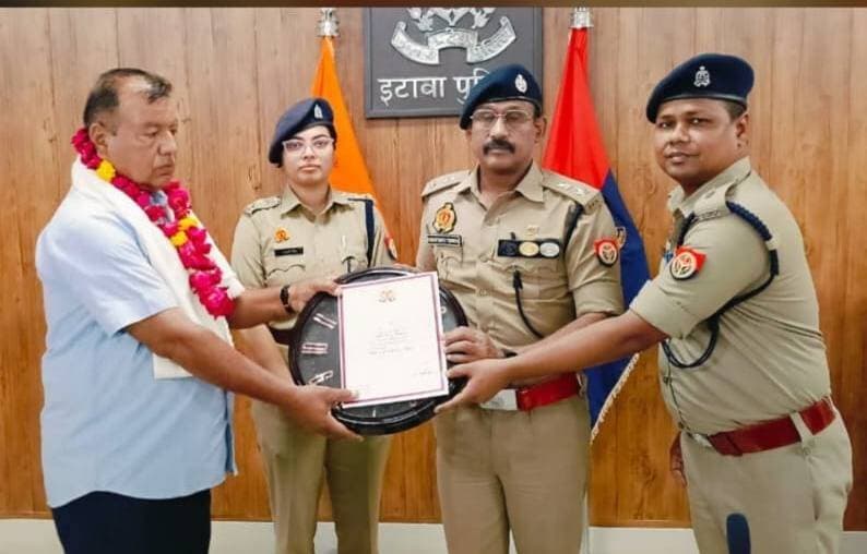 इटावा: 36 साल की सेवा के बाद भावभीनी विदाई, SP सिटी ने रिटायर पुलिसकर्मियों को किया सम्मानित
SP सिटी अभयनाथ त्रिपाठी ने थाना लवेदी के उपनिरीक्षक रुद्रप्रताप सिंह और फायर सर्विस के फायरमैन बलवीर सिंह को स्मृति चिन्ह, घड़ी, प्रशस्ति पत्र और शॉल भेंट कर सम्मानित किया।
इस अवसर पर SP सिटी ने कहा कि विभाग सदैव अपने सेवानिवृत्त अधिकारियों-कर्मचारियों के साथ खड़ा है और भविष्य में हर संभव सहयोग प्रदान किया जाएगा। दोनों अधिकारियों ने अपने 30+ वर्षों के सेवाकाल में ईमानदारी से विभाग की सेवा की।
इस दौरान ASP क्राइम संतोष कुमार सिंह, CO आयुषी सिंह समेत अन्य पुलिस अधिकारी व कर्मचारी मौजूद रहे।
वर्दी को सलाम! 36 साल की सेवा के बाद रिटायर हुए इटावा के 2 जवान, पुलिस लाइन में दी गई भावभीनी विदाई 🙏
#Etawah #UPPolice #Retirement #SPSCity #DDMNewsLive
#EtawahPolice #Farewell #UPP #PoliceLine #AbhaynathTripathi
