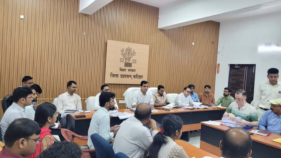 जिला पदाधिकारी की अध्यक्षता में साप्ताहिक समन्वय समिति की बैठक समाहरणालय सभागार में आहूत की गई*
*जन शिकायतों के त्वरित एवं प्रभावी समाधान के लिए जिले में आयोजित किये जा रहे ‘सहयोग शिविर’*
*सभी अंचलाधिकारी गण को बाढ़ से निपटने हेतु सभी तैयारियां को पूर्ण करने का सख्त निर्देश। प्रशासन अलर्ट मोड में।*
कटिहार, 31 अगस्त 2026, सोमवार।
आज दिनांक 31 अगस्त 2026 को जिला पदाधिकारी कटिहार आशुतोष द्विवेदी की अध्यक्षता में साप्ताहिक समन्वय समिति की बैठक एन आई सी सभागार में आहूत की गई।
सभागार में जिला स्तरीय पदाधिकारीगण एवं वीडियो कॉन्फ्रेंसिंग के जरिए सभी प्रखंडों के प्रखंड स्तरीय पदाधिकारी एवं अंचलाधिकारी गण उपस्थित रहें।
बैठक को संबोधित करते हुए जिला पदाधिकारी ने बताया कि "सबका सम्मान जीवन आसान"के तहत जन शिकायतों के प्रभावी एवं त्वरित समाधान तथा आमजन को प्रशासनिक सेवाओं का लाभ स्थानीय स्तर पर उपलब्ध कराने के उद्देश्य से कटिहार जिले में ‘सहयोग शिविर’ का आयोजन लगातार किया जा रहा है।
कटिहार जिले के अंतर्गत सभी प्रखंडों के ग्राम पंचायतों एवं नगर निकायों के वार्डों में प्रत्येक माह के प्रथम एवं तृतीय मंगलवार को सहयोग शिविर का आयोजन किया जा रहा है।
यदि निर्धारित प्रथम अथवा तृतीय मंगलवार को सार्वजनिक अवकाश रहता है, तो सहयोग शिविर का आयोजन अगले कार्य दिवस को निर्धारित स्थल पर किया जा रहा है।
*ग्राम पंचायत स्तर पर होगा सहयोग शिविर का आयोजन*
कटिहार जिले के सभी ग्राम पंचायतों में सहयोग शिविर के आयोजन के लिए संबंधित पदाधिकारियों की प्रतिनियुक्ति एवं कार्यक्रम का विस्तृत रोस्टर तैयार किया गया है। निर्धारित रोस्टर के अनुसार संबंधित पदाधिकारी अपने-अपने निर्धारित ग्राम पंचायत/स्थल पर उपस्थित होकर आमजन से प्राप्त शिकायतों, आवेदन-पत्रों एवं परिवाद-पत्रों को सुनेंगे तथा उनके समाधान की दिशा में आवश्यक कार्रवाई सुनिश्चित करेंगे।
सहयोग शिविर के माध्यम से ग्रामीण क्षेत्रों के नागरिकों को अपनी समस्याओं एवं शिकायतों के समाधान के लिए जिला मुख्यालय अथवा अन्य कार्यालयों का अनावश्यक चक्कर लगाने की आवश्यकता कम होगी। स्थानीय स्तर पर संबंधित विभागों एवं पदाधिकारियों की उपस्थिति में शिकायतों का निष्पादन सुनिश्चित किया जाएगा।
सहयोग शिविर के लिए विभिन्न तिथियों पालीवार पदाधिकारियों की प्रतिनियुक्ति की गई है।
सहयोग शिविर में प्राप्त होने वाले आवेदन-पत्र एवं परिवाद-पत्रों को संबंधित पोर्टल पर Digitize करते हुए समयबद्ध रूप से निष्पादित करने का निर्देश संबंधित पदाधिकारियों को दिया गया।
इस व्यवस्था से प्राप्त शिकायतों की ऑनलाइन प्रविष्टि, उनके निष्पादन की निगरानी तथा लंबित मामलों की समीक्षा को अधिक प्रभावी बनाया जा सकेगा।
जिला पदाधिकारी ने सभी संबंधित पदाधिकारियों को निर्देशित किया है कि—
निर्धारित तिथि एवं पाली के अनुसार
अपने-अपने निर्धारित स्थल पर अनिवार्य रूप से उपस्थित रहें।
शिविर में प्राप्त सभी आवेदन एवं परिवाद-पत्रों को गंभीरता से सुनते हुए नियमानुसार आवश्यक कार्रवाई करें।
शिकायतों एवं आवेदनों को संबंधित पोर्टल पर समयबद्ध तरीके से Digitize करें।
जिन मामलों का तत्काल समाधान संभव हो, उनका मौके पर ही आवश्यक कार्रवाई करते हुए निष्पादन सुनिश्चित करें।
जिन मामलों में अन्य विभाग/कार्यालय से समन्वय आवश्यक हो, उन्हें संबंधित विभाग को भेजते हुए उसके निष्पादन की लगातार निगरानी करें।
निष्पादित मामलों का समेकित प्रतिवेदन निर्धारित प्रक्रिया के अनुसार जिला स्तर पर उपलब्ध कराएं।
आमजन को सरकारी योजनाओं एवं सेवाओं से संबंधित आवश्यक जानकारी भी उपलब्ध कराएं।
जिला पदाधिकारी ने जिलेवासियों से अपील की है कि वे अपने क्षेत्र में आयोजित होने वाले सहयोग शिविर में अपनी शिकायत, समस्या अथवा आवेदन-पत्र लेकर निर्धारित तिथि एवं समय पर उपस्थित हों।
शिविर का उद्देश्य आमजन की समस्याओं का स्थानीय स्तर पर त्वरित समाधान सुनिश्चित करना तथा प्रशासन और नागरिकों के बीच सीधा संवाद स्थापित करना है।
जिला पदाधिकारी ने सभी अंचल अधिकारियों को संभावित बाढ़ से निपटने हेतु सभी प्रशासनिक तैयारी को पूर्ण करते हुए सजग एवं सतर्क रहने का निर्देश दिया है।
बैठक में विभागों के बीच में समन्वय से संबंधित बातों को विशेष महत्व देते हुए विस्तार से समीक्षा जिला पदाधिकारी के द्वारा की गई।
जिला जनसंपर्क पदाधिकारी,
कटिहार।
Information & Public Relations Department, Government of Bihar @topfans #katihar #Goodgovernence