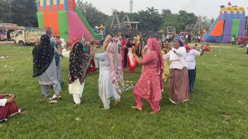 🌿 गाँव चांदहट में फिर लौटी तीज की पुरानी संस्कृति 🌿
गाँव चांदहट के खेल मैदान में तीज त्योहार के अवसर पर हमारी पुरानी संस्कृति और परंपराओं की खूबसूरत झलक देखने को मिल रही है।
बुजुर्ग महिलाएं पुराने अंदाज में तीज का त्योहार मना रही हैं। बदलते दौर में नई पीढ़ी धीरे-धीरे हमारी पुरानी संस्कृति और परंपराओं को भूलती जा रही है, लेकिन ऐसे आयोजन हमारी जड़ों और विरासत को फिर से जीवंत करने का काम करते हैं।
आप क्या कहना चाहेंगे? क्या हमें अपनी पुरानी संस्कृति और परंपराओं को इसी तरह आगे बढ़ाना चाहिए? कमेंट में जरूर बताएं। 🙏🌿
#Chandhat #TeejFestival #HaryanaCulture #DesiCulture #OldTradition #Livevideo #Palwal