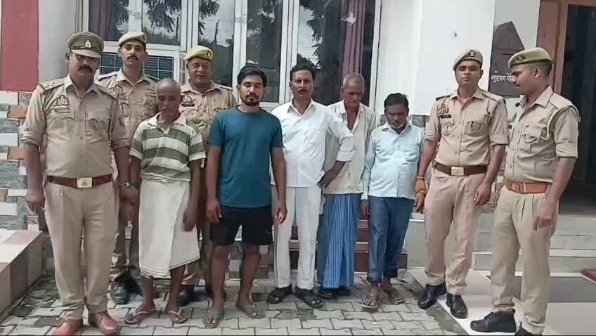 जिला अस्पताल के सामने रोड जाम कर पुलिस से धक्का-मुक्की और गाली-गलौज करने वाले पांच आरोपी गिरफ्तार, रेनू की मौत के बाद एफआईआर दर्ज कराने की मांग को लेकर हुआ था हंगामा, पुलिस ने गांव से पांच वांछितों को दबोचा
https://abckhabar.in/?p=7896