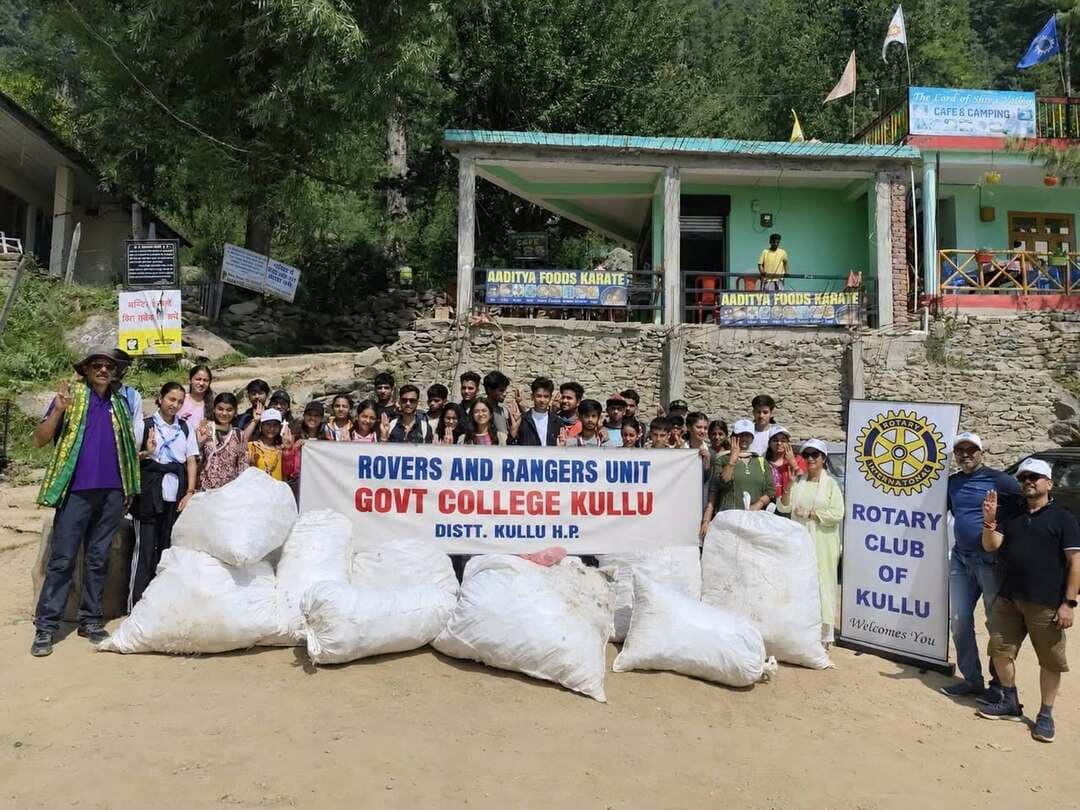 रोटरी क्लब कुल्लू ने कुल्लू महाविद्यालय के रोवर्स व रेंजर्स संग चलाया सफाई अभियान
रोटरी क्लब कुल्लू ने राजकीय महाविद्यालय कुल्लू की रोवर्स व रेंजर्स इकाई के साथ बिजली महादेव मंदिर प्रांगण व इसके साथ सटे जंगलों में दो दिवसीय सफाई अभियान चलाया l इस सफाई अभियान को नवनियुक्त नगर परिषद अध्यक्ष आशा ठाकुर ने हरी झंडी दिखाकर 29 अगस्त को सुबह 8 बजे रवाना किया l इस सफाई अभियान में कुल्लू महाविद्यालय के प्रिंसिपल एवं ग्रुप लीडर डॉ राकेश राणा के निर्देशन एवं प्रो0 ज्योति चरन के नेतृत्व में तकरीबन 40 रोवर्स व रेंजर्स व कुल्लू रोटरी क्लब के 10 रोटेरियंस ने भाग लिया l रोटरी क्लब कुल्लू के अध्यक्ष रोटेरियन राजीव सिंह ने कहा कि पिछले पाँच वर्षों से रोटरी क्लब कुल्लू रेंजर्स व रोवर्स के साथ मिलकर इस सफ़ाई अभियान के अंतर्गत कार्य कर रहा है l सावन महीने के बाद मंदिर प्रांगण व इसके साथ लगते क्षेत्रों में काफ़ी मात्रl में कूड़ा कचरा इकट्ठा होता है l उन्होंने रोवर स्काउट लीडर प्रोफेसर ज्योति चरण व उनकी रोवर्स एवं रेंजर्स यूनिट का इस पुनीत कार्य के लिए विशेष रूप से आभार प्रकट किया l उन्होंने नगर परिषद की अध्यक्ष आशा ठाकुर ,उपाध्यक्ष शालिनी राय भारद्वाज व सेनेटरी विभाग के अधिकारी प्रकाश का भी धन्यवाद किया जिन्होंने इस अभियान में अपना विशेष रूप से सहयोग किया व बिजली महादेव से लाए गए तकरीबन ढेड़ से दो क्विंटल प्लास्टिक,बॉटल्स व अन्य प्लास्टिक के कूड़े को लिया व उसे उचित स्थान (नगर परिषद )में निराकरण के लिये भिजवाया l इस पुण्य कार्य में असिस्टेंट गवर्नर रोटरी क्लब हिमाचल जोन रोटेरियन अंशुल पराशर,रोटरी क्लब की पूर्व अध्यक्ष रोटेरियन पूजा मलिक,सीनियर रोटेरियन वी०के ० कपूर,क्लब के महासचिव रोटेरियन आकाश बांगा ,रोटेरियन गगन मल्होत्रा रोटेरियन शशि किरण, रोटेरियन नंदिनी पाराशर ,रोटेरियन अंजू हाजरी,रोटेरियन डाक्टर क्षितिज शर्मा,बिजली महादेव में सेवा देने वाले मनोज शर्मा (पाली),चंसारी से पंडित ओम प्रकाश विशेष रूप से उपस्थित रहे व इस पुण्य कार्य में अपना भरपूर सहयोग दिया l
रोटरी क्लब कुल्लू, राजकीय महाविद्यालय कुल्लू की रोवर्स एवं रेंजर्स यूनिट तथा बिजली महादेव मंदिर कमेटी ने संयुक्त रूप से सभी श्रद्धालुओं एवं पर्यटकों से विशेष अपील की है कि बिजली महादेव आने वाले प्रत्येक व्यक्ति का स्वागत है, लेकिन इसके साथ ही वह इस पवित्र स्थल की स्वच्छता, पर्यावरण और धार्मिक मर्यादा का विशेष ध्यान रखें। श्रद्धालु अपने साथ लाए प्लास्टिक एवं अन्य कचरे को इधर-उधर न फेंकें, बल्कि उसे वापस उचित स्थान तक ले जाएं अथवा निर्धारित कूड़ेदान में डालें। साथ ही मंदिर से संबंधित सभी धार्मिक नियमों एवं परंपराओं का सम्मान करें।