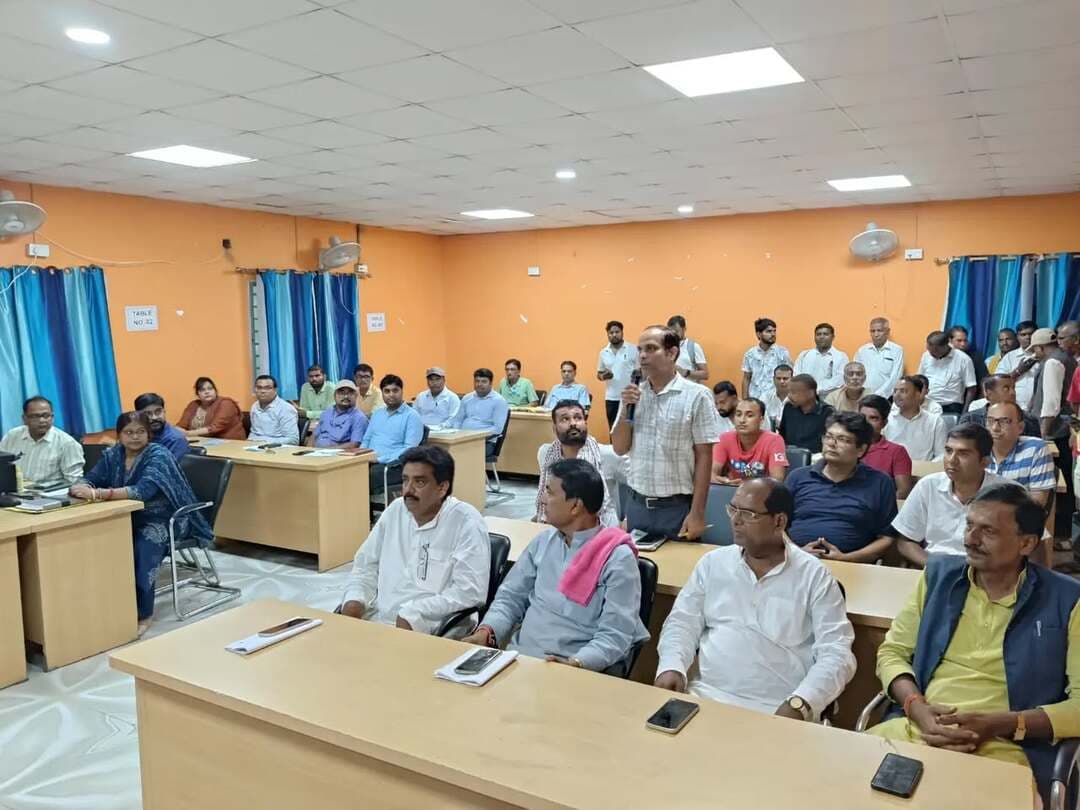 जिला पदाधिकारी श्री रिची पांडेय ने आज बखरी प्रखंड कार्यालय में सभी पदाधिकारी एवं जनप्रतिनिधि के साथ बैठक कर विभिन्न जनकल्याणकारी योजनाओं एवं विकास कार्यों की समीक्षा की।
उन्होंने अधिकारियों को दूरस्थ पंचायतों का नियमित निरीक्षण, सप्ताह में दो बार जनता दरबार, पंचायत कर्मियों की उपस्थिति की निगरानी तथा प्रखंड स्तर की समस्याओं का स्थानीय स्तर पर त्वरित समाधान सुनिश्चित करने का निर्देश दिया।
साथ ही शिक्षा, आंगनबाड़ी, स्वास्थ्य, विद्युत, स्वच्छता एवं यातायात व्यवस्था की समीक्षा करते हुए आवश्यक दिशा-निर्देश दिए।
जिला पदाधिकारी ने आमजनों एवं लाभुकों से मिलकर उनकी समस्याएं सुनीं और प्राप्त आवेदनों पर त्वरित एवं नियमानुकूल कार्रवाई का निर्देश दिया।
IPRD Bihar
#begusarai