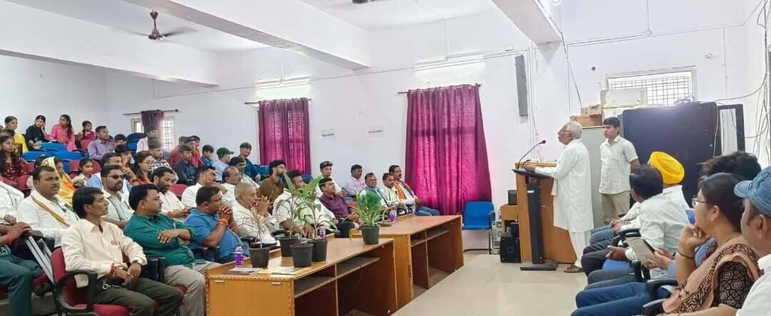 शासकीय पी.जी. कॉलेज छिंदवाड़ा में विमुक्ति दिवस समारोह का हुआ आयोजन
=========================================================
विमुक्त घुमन्तु एवं अर्द्ध घुमन्तु कल्याण विभाग, छिंदवाड़ा/पांढुर्णा द्वारा आज विमुक्ति दिवस समारोह का आयोजन शासकीय पी.जी. कॉलेज छिंदवाड़ा में किया गया।
कार्यक्रम में विमुक्त, घुमन्तु एवं अर्द्ध घुमन्तु समुदाय के कल्याण, अधिकारों तथा शासन की विभिन्न जनकल्याणकारी योजनाओं के संबंध में विस्तृत चर्चा की गई। इस अवसर पर सहायक संचालक, पिछड़ा वर्ग एवं अल्पसंख्यक कल्याण विभाग श्री संगीत देशमुख उपस्थित थे। उन्होंने बताया कि कलेक्टर छिंदवाड़ा श्री हरेंद्र नारायन एवं कलेक्टर पांढुर्णा श्री नीरज कुमार वशिष्ठ के मार्गदर्शन में यह संयुक्त आयोजन संपन्न हुआ है।
श्री देशमुख ने समुदाय के समग्र विकास तथा शासन की विभिन्न योजनाओं का लाभ पात्र हितग्राहियों तक प्रभावी रूप से पहुंचाने की आवश्यकता पर बल देते हुए महत्वपूर्ण विचार व्यक्त किए। उन्होंने कहा कि शासन द्वारा संचालित योजनाओं का लाभ लेकर समुदाय के सामाजिक, शैक्षणिक एवं आर्थिक सशक्तिकरण को गति दी जा सकती है।
समारोह में उपस्थित अतिथियों एवं प्रतिनिधियों ने विमुक्त, घुमन्तु एवं अर्द्ध घुमन्तु समुदाय के सामाजिक, शैक्षणिक एवं आर्थिक विकास के साथ-साथ उनके अधिकारों के प्रति जागरूकता बढ़ाने पर जोर दिया। उन्होंने समुदाय के लोगों से शासन की जनकल्याणकारी योजनाओं का अधिक से अधिक लाभ लेने तथा अपने अधिकारों के प्रति सजग रहने का आह्वान किया। कार्यक्रम का समापन गरिमामय वातावरण में हुआ। इस अवसर पर उपस्थित सभी अतिथियों, जनप्रतिनिधियों एवं समुदाय के सदस्यों का आभार व्यक्त किया गया।