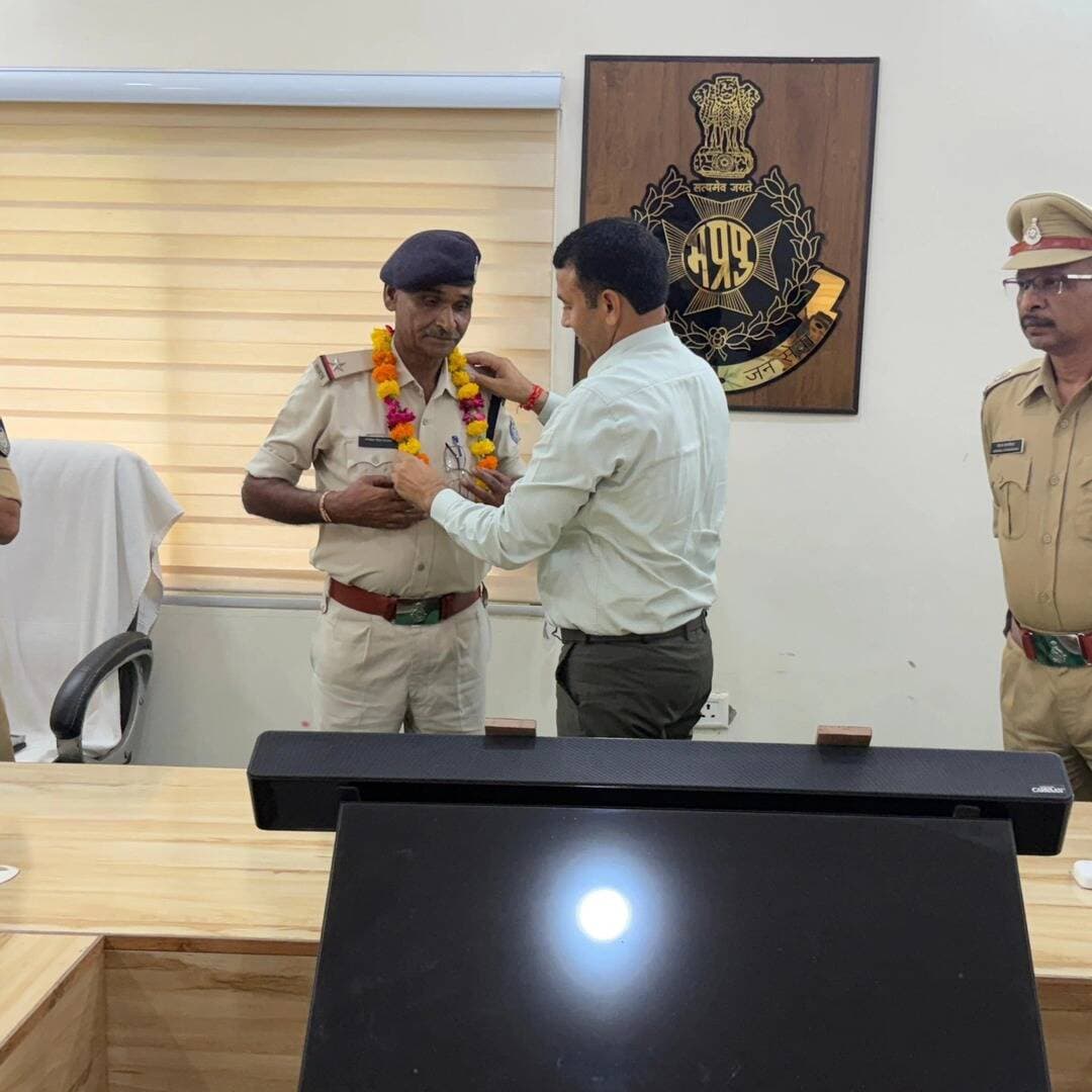 मुरैना में 7 पुलिसकर्मियों का विदाई एवं सम्मान समारोह
मुरैना पुलिस विभाग से सेवानिवृत्त हुए 7 अधिकारियों और कर्मचारियों का विदाई एवं सम्मान समारोह पुलिस अधीक्षक कार्यालय के सभागार में आयोजित किया गया।
इस दौरान पुलिस अधीक्षक धर्मराज मीना ने उपस्थित 6 सेवानिवृत्त पुलिसकर्मियों को शॉल, श्रीफल, स्मृति चिन्ह और उपहार भेंट कर सम्मानित किया तथा उनके स्वस्थ और मंगलमय भविष्य की शुभकामनाएं दीं।
सेवानिवृत्त पुलिसकर्मियों ने सेवाकाल के अनुभव साझा किए। समारोह में जिला पुलिस बल, 5वीं वाहिनी विशेष सशस्त्र बल के अधिकारी-कर्मचारी और परिजन मौजूद रहे।