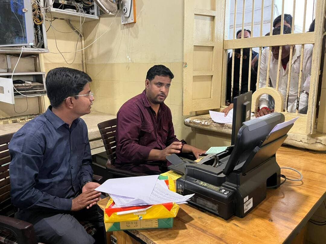 जिला पंचायत सीईओ ने जिला चिकित्सालय का किया निरीक्षण
इमरजेंसी में मरीजों को तत्काल उपचार और अस्पताल में स्वच्छता व्यवस्था सुनिश्चित करने के दिए निर्देश
नीमच, 31 अगस्त 2026। जिला पंचायत सीईओ श्री अमन वैष्णव ने सोमवार को जिला चिकित्सालय नीमच का निरीक्षण कर अस्पताल की स्वास्थ्य व्यवस्थाओं का जायजा लिया। उन्होंने विभिन्न वार्डों, आईसीयू एवं इमरजेंसी का निरीक्षण किया तथा भर्ती मरीजों से उपचार, दवाइयों एवं उपलब्ध स्वास्थ्य सुविधाओं के संबंध में जानकारी ली।
सीईओ श्री वैष्णव ने चिकित्सकों एवं स्वास्थ्यकर्मियों को निर्देश दिए कि इमरजेंसी में आने वाले मरीजों को तत्काल एवं आवश्यक उपचार उपलब्ध कराया जाए। उन्होंने ड्यूटी के दौरान चिकित्सकों एवं स्टाफ को पूरी मुस्तैदी एवं संवेदनशीलता के साथ कार्य करने के निर्देश दिए।
उन्होंने अस्पताल परिसर में साफ-सफाई व्यवस्था पर विशेष ध्यान देने तथा वार्डों, आईसीयू, इमरजेंसी एवं अन्य परिसरों में नियमित स्वच्छता सुनिश्चित करने को कहा। साथ ही मरीजों को आवश्यक दवाइयां, जांच एवं उपचार की सुविधाएं समय पर उपलब्ध कराने तथा अस्पताल की व्यवस्थाओं की निरंतर निगरानी करने के निर्देश दिए।
निरीक्षण के दौरान मुख्य चिकित्सा एवं स्वास्थ्य अधिकारी डॉ. डी. प्रसाद, सिविल सर्जन डॉ. महेंद्र पाटिल सहित चिकित्सक एवं स्वास्थ्य विभाग का स्टाफ उपस्थित रहा।
CM Madhya Pradesh
Jansampark Madhya Pradesh
Directorate of Health Services, Madhya Pradesh
#Neemuch
#नीमच