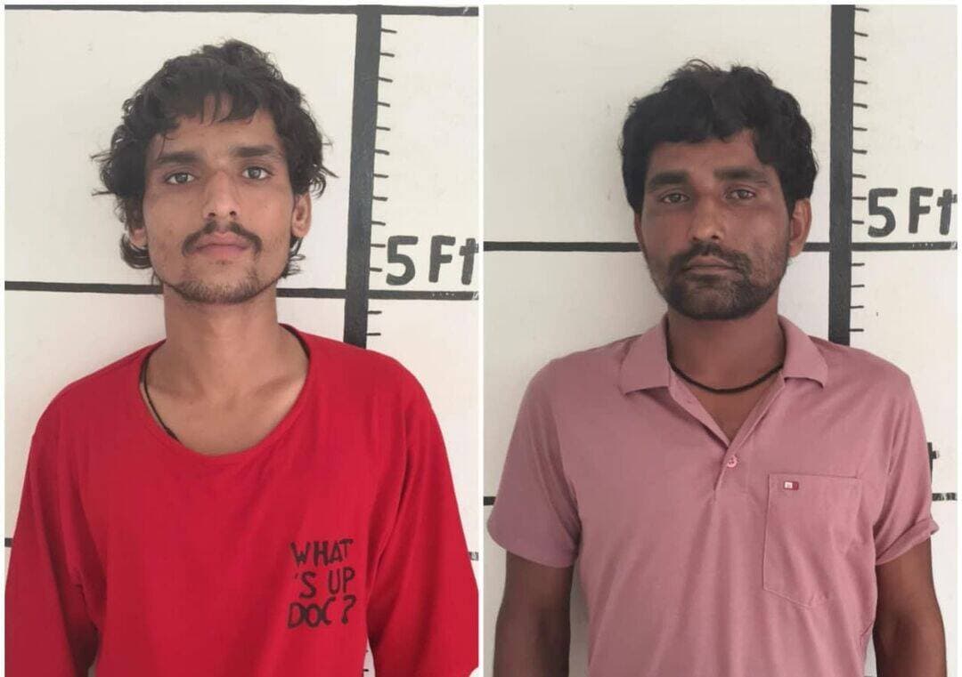 खोज़कीपुर के युवक पर गंडासी व लाठी डंडों से जानलेवा हमला के दो आरोपी गिरफ्तार
पानीपत । थाना बापौली पुलिस ने गांव खोजकीपुर कला में युवक पर गंडासी व लाठी, डंडों से जानलेवा हमला करने के दो आरोपियों को रविवार शाम को गिरफ्तार किया। आरोपियों की पहचान गांव खोजकीपुर कला निवासी पीतम व पंकज के रूप में हुई है।
थाना बापौली प्रभारी इंस्पेक्टर नीरज ने बताया कि थाना बापौली में गांव खोजकीपुर खुर्द निवासी विशाल पुत्र राजेंद्र ने पुलिस को दी शिकायत में बताया था कि वह पढ़ाई करता है। 27 अगस्त को वह किसी काम से गांव खोजकीपुर कलां गया था। इसी दौरान गांव खोजकीपुर कला निवासी प्रीतम उर्फ बढा, पवन, वंश व पंकज ने उसका रास्ता रोक लिया और उसके साथ मारपीट शुरू कर दी।
आरोपी प्रीतम उर्फ बढ़ा ने उसके सिर पर तेजधार हथियार से हमला किया। आरोपी पवन, वंश और पंकज ने लाठी-डंडों से उसकी बुरी तरह पिटाई की। आरोपियों ने उसे जान से मारने की कोशिश की। थाना बापौली में विशाल की शिकायत पर अभियोग दर्ज कर पुलिस ने मामले की जांच व आरोपियों की धरपकड़ शुरू कर दी थी।
प्रभारी इंस्पेक्टर नीरज ने बताया कि गिरफ्तार दोनों आरोपियों ने पूछताछ में अपने दो फरार साथियों के साथ मिलकर वारदात को अंजाम देना स्वीकार किया। पूछताछ में आरोपी पीतम ने पुलिस को बताया उसकी एक दिन पहले विशाल के साथ किसी बात को लेकर कहासुनी हो गई थी। इसकी रंजिश रखते उन्होंने उक्त वारदात को अंजाम दिया। पुलिस ने आरोपियों के कब्जे से वारदात में प्रयुक्त एक डंडा और एक गंडासी बरामद कर दोनों आरोपियों को सोमवार को पूछताछ के बाद माननीय न्यायालय में पेश किया जहां से उन्हें न्यायिक हिरासत में जेल भेज दिया गया।