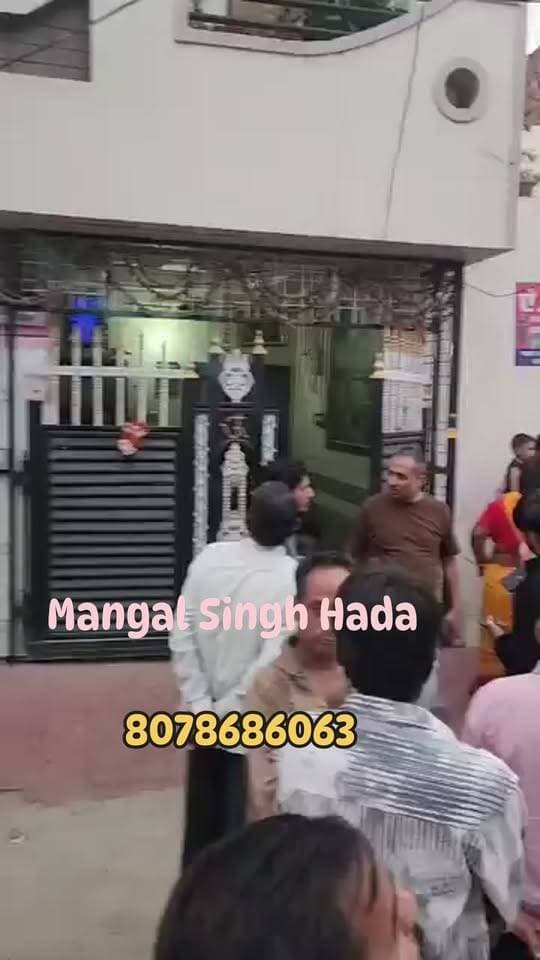 🚨🔥 *टिकट कटा तो फूटा कांग्रेस कार्यकर्ताओं का गुस्सा! शालिनी गौतम के समर्थकों ने खोला मोर्चा, लगे ‘राखी गौतम मुर्दाबाद’ के नारे*
कोटा। निकाय चुनाव में टिकट वितरण को लेकर कांग्रेस के अंदर घमासान थमने का नाम नहीं ले रहा। कोटा शहर महिला कांग्रेस जिला अध्यक्ष शालिनी गौतम का टिकट कटने के बाद उनके समर्थकों में जबरदस्त नाराजगी देखने को मिली। विरोध के दौरान समर्थकों ने कांग्रेस जिला अध्यक्ष राखी गौतम के खिलाफ जमकर नारेबाजी की और ‘राखी गौतम मुर्दाबाद’ के नारे लगाए।
टिकट कटने से नाराज समर्थकों ने पार्टी के टिकट वितरण पर सवाल खड़े करते हुए नेतृत्व के खिलाफ अपना आक्रोश जाहिर किया। समर्थकों का आरोप है कि टिकट वितरण में कार्यकर्ताओं की भावनाओं और जमीनी सक्रियता को दरकिनार किया गया।
वहीं, सोशल मीडिया पर वायरल हो रही पोस्टों में राखी गौतम के खिलाफ बेहद तीखी भाषा का इस्तेमाल करते हुए उन्हें ‘अब तक की सबसे भ्रष्ट और कंप्रोमाइज जिला अध्यक्ष’ तक बताया जा रहा है। हालांकि, इन आरोपों की स्वतंत्र पुष्टि नहीं हुई है।