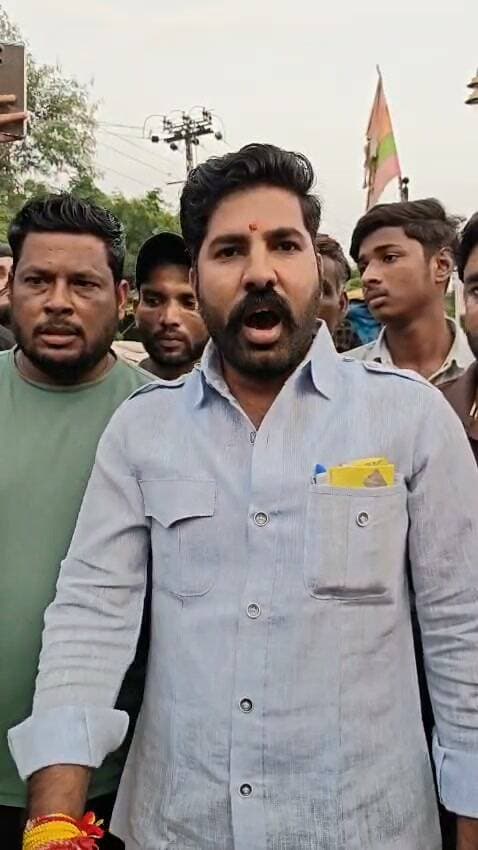 वार्ड 49 में कांग्रेस टिकट को लेकर दिनभर बवाल, जिला अध्यक्ष राखी गौतम का फूंका पुतला
टिकट वितरण से नाराज कार्यकर्ताओं ने खोला मोर्चा, प्रत्याशी चयन पर उठाए सवाल; विरोध की राजनीति से कांग्रेस में बढ़ी टेंशन
कोटा। निकाय चुनाव में टिकट वितरण को लेकर कांग्रेस के अंदर विरोध खुलकर सामने आ गया है। वार्ड 49 में कांग्रेस के टिकट को लेकर सोमवार को दिनभर बवाल की स्थिति बनी रही। टिकट वितरण से नाराज कांग्रेस कार्यकर्ताओं और दावेदारों ने प्रदर्शन करते हुए पार्टी जिला अध्यक्ष राखी गौतम का पुतला फूंका और जमकर नारेबाजी की