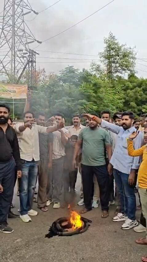 वार्ड 49 में कांग्रेस टिकट को लेकर दिनभर बवाल, जिला अध्यक्ष राखी गौतम का फूंका पुतला
टिकट वितरण से नाराज कार्यकर्ताओं ने खोला मोर्चा, प्रत्याशी चयन पर उठाए सवाल; विरोध की राजनीति से कांग्रेस में बढ़ी टेंशन
कोटा। निकाय चुनाव में टिकट वितरण को लेकर कांग्रेस के अंदर विरोध खुलकर सामने आ गया है। वार्ड 49 में कांग्रेस के टिकट को लेकर सोमवार को दिनभर बवाल की स्थिति बनी रही। टिकट वितरण से नाराज कांग्रेस कार्यकर्ताओं और दावेदारों ने प्रदर्शन करते हुए पार्टी जिला अध्यक्ष राखी गौतम का पुतला फूंका और जमकर नारेबाजी की।
कार्यकर्ताओं का आरोप है कि वार्ड 49 से टिकट के लिए कांग्रेस के कई कार्यकर्ताओं ने आवेदन किया था। लंबे समय से पार्टी के लिए सक्रिय रूप से काम करने वाले स्थानीय कार्यकर्ताओं को उम्मीद थी कि पार्टी किसी समर्पित कार्यकर्ता को मैदान में उतारेगी। लेकिन प्रत्याशी की घोषणा के बाद कार्यकर्ताओं का गुस्सा फूट पड़ा।
प्रदर्शनकारियों ने आरोप लगाया कि पार्टी ने कथित तौर पर भाजपा से जुड़े व्यक्ति को कांग्रेस का टिकट दे दिया। इसी को लेकर स्थानीय कार्यकर्ताओं में नाराजगी बढ़ गई और उन्होंने पार्टी नेतृत्व के खिलाफ विरोध प्रदर्शन शुरू कर दिया।