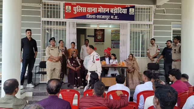 मोहन बड़ोदिया थाने पर पदस्थ उपनिरीक्षक कैलाश नारायण यादव और सैनिक रतनलाल को पुलिस विभाग ने दी भावभीनी विदाई