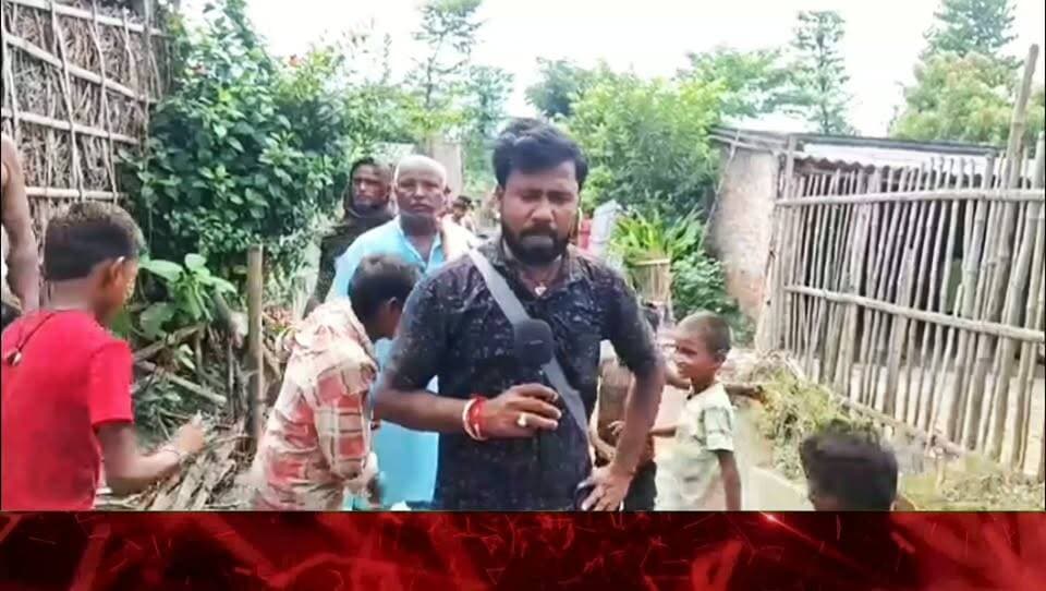 मधेपुरा जिला के घैलाढ प्रखंड क्षेत्र के अरहा मोहुआ दिघरा पंचायत के मोहुआ गाँव का है मामला,बिहार में बहार है सम्राट चौधरी की सरकार है, गाँव के सड़क पर पानी का बहार है यही तो गाँव का विकास है
