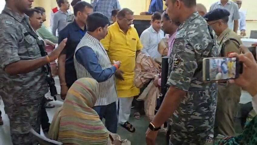 *प्रभारी मंत्री ने बाढ़ प्रभावित क्षेत्रों का किया निरीक्षण, प्रभावित परिवारों को वितरित की राहत सामग्री*
चित्रकूट, 31 अगस्त 2026
जनपद चित्रकूट में लगातार हो रही मूसलाधार बारिश एवं बाढ़ से उत्पन्न स्थिति का जायजा लेने के लिए जनपद के प्रभारी मंत्री एवं मा० मंत्री, औद्योगिक विकास, निर्यात प्रोत्साहन, एन०आर०आई० एवं निवेश प्रोत्साहन विभाग, उ०प्र०, श्री नन्द गोपाल गुप्ता ‘नन्दी’ जी ने विभिन्न बाढ़ प्रभावित क्षेत्रों का निरीक्षण किया तथा प्रभावित लोगों से मिलकर उनकी समस्याओं की जानकारी ली।
इस अवसर पर मा० मंत्री जी द्वारा सीएसआर के माध्यम से उपलब्ध कराई गई राहत सामग्री का भजन संध्या हाल, सीतापुर, चित्रकूट में बाढ़ प्रभावित परिवारों को वितरण किया गया। राहत सामग्री के प्रत्येक किट में 3 किलोग्राम आटा, 2 किलोग्राम चावल, 3 किलोग्राम आलू, 1 किलोग्राम प्याज, 1 किलोग्राम नमक, 3 पीस मोमबत्ती, 1.5 लीटर खाद्य तेल तथा 1.5 किलोग्राम लाई/मुर्मुरा व लंच पैकेट के साथ साथ उपस्थित नन्हे मुन्ने, बच्चों को चॉकलेट देकर लाड प्यार भी किए ।
मा० मंत्री जी ने प्रभावित लोगों को संबोधित करते हुए कहा कि इस दुख की घड़ी में प्रदेश सरकार पूरी संवेदनशीलता के साथ प्रभावित परिवारों के साथ खड़ी है। मा० मुख्यमंत्री जी बाढ़ की स्थिति को लेकर अत्यंत चिंतित हैं और प्रभावित लोगों को हर संभव सहायता उपलब्ध कराने के लिए लगातार आवश्यक दिशा-निर्देश दे रहे हैं। उन्होंने कहा कि वर्ष 2003 में भी जनपद में बाढ़ की स्थिति उत्पन्न हुई थी, लेकिन वर्तमान में जलस्तर में अपेक्षाकृत अधिक वृद्धि हुई है। मध्य प्रदेश क्षेत्र से अधिक मात्रा में पानी आने के कारण भी स्थिति गंभीर हुई है।
उन्होंने कहा कि जिलाधिकारी, पुलिस अधीक्षक एवं मुख्य विकास अधिकारी सहित जिला प्रशासन की टीम द्वारा लगातार बाढ़ प्रभावित क्षेत्रों की निगरानी करते हुए जनमानस को सुरक्षित स्थानों पर पहुंचाया गया है। पूरे प्रदेश के विभिन्न क्षेत्रों में बाढ़ की स्थिति बनी हुई है तथा शासन स्तर से स्थिति की निरंतर समीक्षा की जा रही है।
मा० मंत्री जी ने कहा कि बाढ़ से पशुओं के बह जाने, फसलों को हुई क्षति, मकानों के क्षतिग्रस्त होने तथा व्यापारियों की दुकानों में पानी भरने से हुए नुकसान का सर्वे एवं आकलन कराया जा रहा है। उन्होंने प्रभावित लोगों को आश्वस्त किया कि नुकसान का नियमानुसार आकलन कराकर पात्र प्रभावित परिवारों को शासन द्वारा अनुमन्य सहायता उपलब्ध कराई जाएगी। उन्होंने कहा कि कोई भी पात्र प्रभावित व्यक्ति सहायता से वंचित नहीं रहेगा।
इसके उपरांत मा० मंत्री जी ने रैन बसेरा पहुंचकर वहां आश्रित लोगों से मुलाकात की तथा उनके स्वास्थ्य, समस्याओं एवं उपलब्ध सुविधाओं के संबंध में जानकारी ली। उन्होंने संबंधित अधिकारियों को आवश्यक व्यवस्थाएं सुनिश्चित करने के निर्देश दिए। साथ ही प्रभावित लोगों से धैर्य एवं संयम बनाए रखने की अपील करते हुए कहा कि शासन-प्रशासन द्वारा हर संभव सहायता उपलब्ध कराई जा रही है।
तत्पश्चात मा० मंत्री जी द्वारा रामघाट का निरीक्षण किया गया। निरीक्षण के दौरान उन्होंने बाढ़ के कारण सड़कों एवं घाट पर एकत्र हुए मलबे की तत्काल साफ-सफाई कराने के निर्देश दिए, ताकि श्रद्धालुओं एवं आमजन का आवागमन सुचारु रूप से सुनिश्चित किया जा सके। उन्होंने बाढ़ प्रभावित लोगों से भी मुलाकात कर उनकी समस्याएं सुनीं और उन्हें भरोसा दिलाया कि प्रदेश सरकार उनके साथ खड़ी है तथा हर संभव सहायता उपलब्ध कराई जाएगी।
इस अवसर पर जिलाधिकारी श्री पुलकित गर्ग, पुलिस अधीक्षक श्री अरुण कुमार सिंह, पूर्व सांसद श्री भैरव प्रसाद मिश्रा, अध्यक्ष डिस्ट्रिक्ट कोऑपरेटिव बैंक चित्रकूट-बांदा श्री पंकज अग्रवाल, मुख्य विकास अधिकारी श्री डी.पी. पाल सहित अन्य जनप्रतिनिधि एवं अधिकारी उपस्थित रहे।
