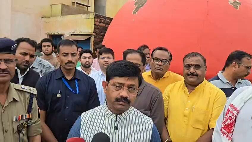 *प्रभारी मंत्री ने बाढ़ प्रभावित क्षेत्रों का किया निरीक्षण, प्रभावित परिवारों को वितरित की राहत सामग्री*
चित्रकूट, 31 अगस्त 2026
जनपद चित्रकूट में लगातार हो रही मूसलाधार बारिश एवं बाढ़ से उत्पन्न स्थिति का जायजा लेने के लिए जनपद के प्रभारी मंत्री एवं मा० मंत्री, औद्योगिक विकास, निर्यात प्रोत्साहन, एन०आर०आई० एवं निवेश प्रोत्साहन विभाग, उ०प्र०, श्री नन्द गोपाल गुप्ता ‘नन्दी’ जी ने विभिन्न बाढ़ प्रभावित क्षेत्रों का निरीक्षण किया तथा प्रभावित लोगों से मिलकर उनकी समस्याओं की जानकारी ली।
इस अवसर पर मा० मंत्री जी द्वारा सीएसआर के माध्यम से उपलब्ध कराई गई राहत सामग्री का भजन संध्या हाल, सीतापुर, चित्रकूट में बाढ़ प्रभावित परिवारों को वितरण किया गया। राहत सामग्री के प्रत्येक किट में 3 किलोग्राम आटा, 2 किलोग्राम चावल, 3 किलोग्राम आलू, 1 किलोग्राम प्याज, 1 किलोग्राम नमक, 3 पीस मोमबत्ती, 1.5 लीटर खाद्य तेल तथा 1.5 किलोग्राम लाई/मुर्मुरा व लंच पैकेट के साथ साथ उपस्थित नन्हे मुन्ने, बच्चों को चॉकलेट देकर लाड प्यार भी किए ।
मा० मंत्री जी ने प्रभावित लोगों को संबोधित करते हुए कहा कि इस दुख की घड़ी में प्रदेश सरकार पूरी संवेदनशीलता के साथ प्रभावित परिवारों के साथ खड़ी है। मा० मुख्यमंत्री जी बाढ़ की स्थिति को लेकर अत्यंत चिंतित हैं और प्रभावित लोगों को हर संभव सहायता उपलब्ध कराने के लिए लगातार आवश्यक दिशा-निर्देश दे रहे हैं। उन्होंने कहा कि वर्ष 2003 में भी जनपद में बाढ़ की स्थिति उत्पन्न हुई थी, लेकिन वर्तमान में जलस्तर में अपेक्षाकृत अधिक वृद्धि हुई है। मध्य प्रदेश क्षेत्र से अधिक मात्रा में पानी आने के कारण भी स्थिति गंभीर हुई है।
उन्होंने कहा कि जिलाधिकारी, पुलिस अधीक्षक एवं मुख्य विकास अधिकारी सहित जिला प्रशासन की टीम द्वारा लगातार बाढ़ प्रभावित क्षेत्रों की निगरानी करते हुए जनमानस को सुरक्षित स्थानों पर पहुंचाया गया है। पूरे प्रदेश के विभिन्न क्षेत्रों में बाढ़ की स्थिति बनी हुई है तथा शासन स्तर से स्थिति की निरंतर समीक्षा की जा रही है।
मा० मंत्री जी ने कहा कि बाढ़ से पशुओं के बह जाने, फसलों को हुई क्षति, मकानों के क्षतिग्रस्त होने तथा व्यापारियों की दुकानों में पानी भरने से हुए नुकसान का सर्वे एवं आकलन कराया जा रहा है। उन्होंने प्रभावित लोगों को आश्वस्त किया कि नुकसान का नियमानुसार आकलन कराकर पात्र प्रभावित परिवारों को शासन द्वारा अनुमन्य सहायता उपलब्ध कराई जाएगी। उन्होंने कहा कि कोई भी पात्र प्रभावित व्यक्ति सहायता से वंचित नहीं रहेगा।
इसके उपरांत मा० मंत्री जी ने रैन बसेरा पहुंचकर वहां आश्रित लोगों से मुलाकात की तथा उनके स्वास्थ्य, समस्याओं एवं उपलब्ध सुविधाओं के संबंध में जानकारी ली। उन्होंने संबंधित अधिकारियों को आवश्यक व्यवस्थाएं सुनिश्चित करने के निर्देश दिए। साथ ही प्रभावित लोगों से धैर्य एवं संयम बनाए रखने की अपील करते हुए कहा कि शासन-प्रशासन द्वारा हर संभव सहायता उपलब्ध कराई जा रही है।
तत्पश्चात मा० मंत्री जी द्वारा रामघाट का निरीक्षण किया गया। निरीक्षण के दौरान उन्होंने बाढ़ के कारण सड़कों एवं घाट पर एकत्र हुए मलबे की तत्काल साफ-सफाई कराने के निर्देश दिए, ताकि श्रद्धालुओं एवं आमजन का आवागमन सुचारु रूप से सुनिश्चित किया जा सके। उन्होंने बाढ़ प्रभावित लोगों से भी मुलाकात कर उनकी समस्याएं सुनीं और उन्हें भरोसा दिलाया कि प्रदेश सरकार उनके साथ खड़ी है तथा हर संभव सहायता उपलब्ध कराई जाएगी।
इस अवसर पर जिलाधिकारी श्री पुलकित गर्ग, पुलिस अधीक्षक श्री अरुण कुमार सिंह, पूर्व सांसद श्री भैरव प्रसाद मिश्रा, अध्यक्ष डिस्ट्रिक्ट कोऑपरेटिव बैंक चित्रकूट-बांदा श्री पंकज अग्रवाल, मुख्य विकास अधिकारी श्री डी.पी. पाल सहित अन्य जनप्रतिनिधि एवं अधिकारी उपस्थित रहे।़