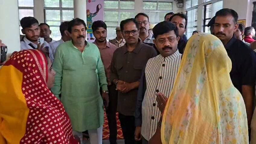 *प्रभारी मंत्री ने बाढ़ प्रभावित क्षेत्रों का किया निरीक्षण, प्रभावित परिवारों को वितरित की राहत सामग्री*
चित्रकूट, 31 अगस्त 2026
जनपद चित्रकूट में लगातार हो रही मूसलाधार बारिश एवं बाढ़ से उत्पन्न स्थिति का जायजा लेने के लिए जनपद के प्रभारी मंत्री एवं मा० मंत्री, औद्योगिक विकास, निर्यात प्रोत्साहन, एन०आर०आई० एवं निवेश प्रोत्साहन विभाग, उ०प्र०, श्री नन्द गोपाल गुप्ता ‘नन्दी’ जी ने विभिन्न बाढ़ प्रभावित क्षेत्रों का निरीक्षण किया तथा प्रभावित लोगों से मिलकर उनकी समस्याओं की जानकारी ली।
इस अवसर पर मा० मंत्री जी द्वारा सीएसआर के माध्यम से उपलब्ध कराई गई राहत सामग्री का भजन संध्या हाल, सीतापुर, चित्रकूट में बाढ़ प्रभावित परिवारों को वितरण किया गया। राहत सामग्री के प्रत्येक किट में 3 किलोग्राम आटा, 2 किलोग्राम चावल, 3 किलोग्राम आलू, 1 किलोग्राम प्याज, 1 किलोग्राम नमक, 3 पीस मोमबत्ती, 1.5 लीटर खाद्य तेल तथा 1.5 किलोग्राम लाई/मुर्मुरा व लंच पैकेट के साथ साथ उपस्थित नन्हे मुन्ने, बच्चों को चॉकलेट देकर लाड प्यार भी किए ।
मा० मंत्री जी ने प्रभावित लोगों को संबोधित करते हुए कहा कि इस दुख की घड़ी में प्रदेश सरकार पूरी संवेदनशीलता के साथ प्रभावित परिवारों के साथ खड़ी है। मा० मुख्यमंत्री जी बाढ़ की स्थिति को लेकर अत्यंत चिंतित हैं और प्रभावित लोगों को हर संभव सहायता उपलब्ध कराने के लिए लगातार आवश्यक दिशा-निर्देश दे रहे हैं। उन्होंने कहा कि वर्ष 2003 में भी जनपद में बाढ़ की स्थिति उत्पन्न हुई थी, लेकिन वर्तमान में जलस्तर में अपेक्षाकृत अधिक वृद्धि हुई है। मध्य प्रदेश क्षेत्र से अधिक मात्रा में पानी आने के कारण भी स्थिति गंभीर हुई है।
उन्होंने कहा कि जिलाधिकारी, पुलिस अधीक्षक एवं मुख्य विकास अधिकारी सहित जिला प्रशासन की टीम द्वारा लगातार बाढ़ प्रभावित क्षेत्रों की निगरानी करते हुए जनमानस को सुरक्षित स्थानों पर पहुंचाया गया है। पूरे प्रदेश के विभिन्न क्षेत्रों में बाढ़ की स्थिति बनी हुई है तथा शासन स्तर से स्थिति की निरंतर समीक्षा की जा रही है।
मा० मंत्री जी ने कहा कि बाढ़ से पशुओं के बह जाने, फसलों को हुई क्षति, मकानों के क्षतिग्रस्त होने तथा व्यापारियों की दुकानों में पानी भरने से हुए नुकसान का सर्वे एवं आकलन कराया जा रहा है। उन्होंने प्रभावित लोगों को आश्वस्त किया कि नुकसान का नियमानुसार आकलन कराकर पात्र प्रभावित परिवारों को शासन द्वारा अनुमन्य सहायता उपलब्ध कराई जाएगी। उन्होंने कहा कि कोई भी पात्र प्रभावित व्यक्ति सहायता से वंचित नहीं रहेगा।
इसके उपरांत मा० मंत्री जी ने रैन बसेरा पहुंचकर वहां आश्रित लोगों से मुलाकात की तथा उनके स्वास्थ्य, समस्याओं एवं उपलब्ध सुविधाओं के संबंध में जानकारी ली। उन्होंने संबंधित अधिकारियों को आवश्यक व्यवस्थाएं सुनिश्चित करने के निर्देश दिए। साथ ही प्रभावित लोगों से धैर्य एवं संयम बनाए रखने की अपील करते हुए कहा कि शासन-प्रशासन द्वारा हर संभव सहायता उपलब्ध कराई जा रही है।
तत्पश्चात मा० मंत्री जी द्वारा रामघाट का निरीक्षण किया गया। निरीक्षण के दौरान उन्होंने बाढ़ के कारण सड़कों एवं घाट पर एकत्र हुए मलबे की तत्काल साफ-सफाई कराने के निर्देश दिए, ताकि श्रद्धालुओं एवं आमजन का आवागमन सुचारु रूप से सुनिश्चित किया जा सके। उन्होंने बाढ़ प्रभावित लोगों से भी मुलाकात कर उनकी समस्याएं सुनीं और उन्हें भरोसा दिलाया कि प्रदेश सरकार उनके साथ खड़ी है तथा हर संभव सहायता उपलब्ध कराई जाएगी।
इस अवसर पर जिलाधिकारी श्री पुलकित गर्ग, पुलिस अधीक्षक श्री अरुण कुमार सिंह, पूर्व सांसद श्री भैरव प्रसाद मिश्रा, अध्यक्ष डिस्ट्रिक्ट कोऑपरेटिव बैंक चित्रकूट-बांदा श्री पंकज अग्रवाल, मुख्य विकास अधिकारी श्री डी.पी. पाल सहित अन्य जनप्रतिनिधि एवं अधिकारी उपस्थित रहे।