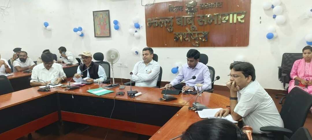 *प्रेस विज्ञप्ति*
समाहरणालय, मधेपुरा
सूचना एवं जनसंपर्क कार्यालय
दिनांक : 31 अगस्त 2026
*जिला समन्वय समिति की साप्ताहिक समीक्षा बैठक आयोजित*
*लंबित मामलों के त्वरित एवं समयबद्ध निष्पादन का डीएम ने दिया निर्देश*
मधेपुरा, 31 अगस्त 2026। जिला पदाधिकारी, मधेपुरा श्री आशीष रंजन की अध्यक्षता में जिला, अनुमंडल एवं प्रखंड स्तरीय पदाधिकारियों के साथ जिला समन्वय समिति की साप्ताहिक समीक्षा बैठक डी आर डी ए परिसर स्थित झल्लू बाबू सभागार में आयोजित की गई। बैठक में विभिन्न विभागों से संबंधित लंबित आवेदनों एवं मामलों की समीक्षा करते हुए उनके समयबद्ध निष्पादन के निर्देश दिए गए।
*विधिक एवं न्यायालयीय मामलों की समीक्षा*
जिला विधिक प्रशाखा से संबंधित CWJC, MJC, LPA, नीलाम पत्र वाद एवं लंबित पत्रों की अद्यतन स्थिति की समीक्षा की गई। साथ ही भूमि सुधार उप समाहर्ता, मधेपुरा एवं उदाकिशुनगंज के न्यायालय से पारित आदेशों के अनुपालन की भी समीक्षा हुई। डीएम ने संबंधित पदाधिकारियों को आवश्यक समन्वय स्थापित कर न्यायालयीय आदेशों का नियमानुसार अनुपालन सुनिश्चित करने को कहा।
*जनता से प्राप्त आवेदनों के त्वरित निष्पादन पर जोर*
जनता दरबार, मुख्यमंत्री जनता दरबार, लोक सेवाओं का अधिकार अधिनियम, 2011, PMO पोर्टल एवं CPGRAMS से प्राप्त आवेदनों की समीक्षा करते हुए डीएम ने लंबित आवेदनों को प्राथमिकता के आधार पर शीघ्र निष्पादित करने का निर्देश दिया।
*आंगनबाड़ी केंद्रों की सुविधाओं की होगी समीक्षा*
आंगनबाड़ी केंद्रों के भवन, शौचालय, पेयजल एवं विद्युत सुविधा सहित अन्य आधारभूत आवश्यकताओं की समीक्षा की गई। डीएम ने सभी सीडीपीओ के साथ बैठक कर केंद्रवार समस्याओं की पहचान एवं त्वरित समाधान सुनिश्चित करने का निर्देश दिया।
*पेंशन एवं वित्तीय मामलों में तेजी के निर्देश*
सामाजिक सुरक्षा के तहत लंबित जीवन प्रमाणीकरण का कैंप लगाकर शत-प्रतिशत निष्पादन करने का निर्देश दिया गया, ताकि लाभुकों को समय पर पेंशन मिल सके। वहीं सभी विभागों को एसी/डीसी बिल का शत-प्रतिशत समायोजन शीघ्र सुनिश्चित करने को कहा गया।
*CM Dashboard एवं विधानसभा के लंबित पत्रों का करें निष्पादन*
जिला पदाधिकारी ने CM Dashboard एवं विधानसभा सचिवालय से प्राप्त लंबित पत्रों का निर्धारित समय-सीमा में निष्पादन सुनिश्चित करने तथा सभी लंबित मामलों का नियमित अनुश्रवण कर अनुपालन प्रतिवेदन उपलब्ध कराने का निर्देश दिया।
उन्होंने स्पष्ट कहा कि लंबित आवेदनों के निष्पादन में अनावश्यक विलंब बर्दाश्त नहीं किया जाएगा तथा प्रत्येक मामले का नियमानुसार एवं समयबद्ध निष्पादन सुनिश्चित करना सभी पदाधिकारियों की प्राथमिक जिम्मेदारी है।
बैठक में उप विकास आयुक्त, अपर समाहर्ता (राजस्व), जिला पंचायती राज पदाधिकारी, जिला स्थापना उपसमाहर्ता, डीपीओ योजना, आईटी मैनेजर, स्वास्थ्य, कृषि सहित विभिन्न विभागों के पदाधिकारी तथा सभी बीडीओ एवं सीओ वीडियो कॉन्फ्रेंसिंग के माध्यम से शामिल हुए।
Information & Public Relations Department, Government of Bihar