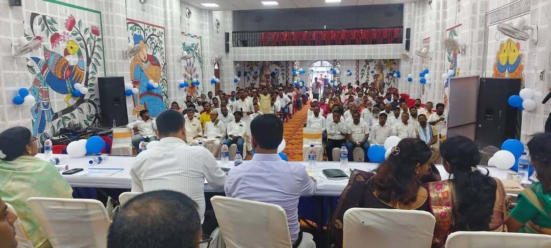 *प्रेस विज्ञप्ति*
समाहरणालय, मधेपुरा
जिला जनसंपर्क कार्यालय
दिनांक : 31.08.2026
*पंचायत प्रतिनिधियों के उन्मुखीकरण कार्यक्रम में डीएम ने दिया संदेश* —‘ *पहले अपने परिसर में लगाएं सोलर, बनें दूसरों के लिए रोल मॉडल’*
*पीएम सूर्य घर मुफ्त बिजली योजना को गति देने के लिए बैंक एवं विद्युत विभाग के अधिकारियों को लक्ष्य आधारित कार्य करने का निर्देश*
मधेपुरा, 31 अगस्त 2026।
स्थानीय कला भवन, मधेपुरा में आज जिलाधिकारी श्री अभिषेक रंजन (भा०प्र०से०) की अध्यक्षता में पंचायत प्रतिनिधियों के उन्मुखीकरण कार्यक्रम का आयोजन किया गया। कार्यक्रम का मुख्य उद्देश्य पीएम सूर्य घर मुफ्त बिजली योजना के प्रति जनप्रतिनिधियों एवं आमजन को जागरूक करते हुए जिले में रूफटॉप सोलर को व्यापक स्तर पर बढ़ावा देना था।
उन्मुखीकरण के दौरान जिलाधिकारी ने सभी पंचायत प्रतिनिधियों से अपील करते हुए कहा कि सबसे पहले वे अपने आवास एवं कार्यालय परिसर में सोलर रूफटॉप संयंत्र लगवाएं, ताकि वे स्वयं उदाहरण प्रस्तुत करते हुए आमजन के लिए रोल मॉडल बन सकें। उन्होंने कहा कि जनप्रतिनिधियों की सक्रिय भागीदारी से योजना के प्रति लोगों में विश्वास एवं जागरूकता बढ़ेगी।
*बैंक अधिकारियों को ऋण आवेदनों के त्वरित निष्पादन का निर्देश*
समीक्षा के क्रम में जिलाधिकारी ने सभी संबंधित बैंक प्रतिनिधियों को निर्देश दिया कि पीएम सूर्य घर मुफ्त बिजली योजना को सर्वोच्च प्राथमिकता देते हुए पात्र आवेदकों के ऋण आवेदनों का ससमय निष्पादन एवं ऋण स्वीकृति सुनिश्चित करें। उन्होंने स्पष्ट कहा कि योजना के क्रियान्वयन में किसी भी स्तर पर लापरवाही बर्दाश्त नहीं की जाएगी।
जिलाधिकारी ने सभी सहायक विद्युत अभियंताओं एवं कनीय विद्युत अभियंताओं को भी निर्धारित लक्ष्य के अनुरूप कार्य करते हुए योजना के क्रियान्वयन में तेजी लाने तथा अधिकाधिक पात्र उपभोक्ताओं को योजना का लाभ दिलाने का निर्देश दिया।
₹ *98 हजार तक का अनुदान, घर की छत बनेगी ऊर्जा का स्रोत*
पीएम सूर्य घर मुफ्त बिजली योजना भारत सरकार की महत्वाकांक्षी योजना है, जिसका उद्देश्य सौर ऊर्जा को बढ़ावा देना तथा घरेलू उपभोक्ताओं को स्वच्छ एवं हरित ऊर्जा के क्षेत्र में आत्मनिर्भर बनाना है। योजना के तहत केंद्र एवं बिहार सरकार द्वारा रूफटॉप सोलर संयंत्र स्थापित करने पर अनुदान दिया जा रहा है।
*अनुदान का विवरण :*
- 1 किलोवाट: केंद्र सरकार ₹30,000 + बिहार सरकार ₹10,000 = ₹40,000 तक
- 2 किलोवाट: केंद्र सरकार ₹60,000 + बिहार सरकार ₹20,000 = ₹80,000 तक
- 3 किलोवाट एवं उससे अधिक: केंद्र सरकार ₹78,000 + बिहार सरकार ₹20,000 = ₹98,000 तक
*योजना का लाभ लेने के इच्छुक उपभोक्ता* www.pmsuryaghar.gov.in पर ऑनलाइन आवेदन कर सकते हैं।
*जनप्रतिनिधियों की रही व्यापक भागीदारी*
कार्यक्रम में जिला परिषद अध्यक्ष श्रीमती मंजू देवी, नगर निकायों के अध्यक्ष, जिला परिषद सदस्य एवं प्रतिनिधिगण, प्रखंड प्रमुख एवं प्रतिनिधिगण, अधिकांश पंचायतों के मुखिया, सरपंच एवं पंचायत समिति सदस्य सहित अन्य जनप्रतिनिधियों ने भाग लिया।
इस अवसर पर विद्युत विभाग के कार्यपालक अभियंता श्री अरविंद कुमार, सभी सहायक विद्युत अभियंता, कनीय विद्युत अभियंता एवं संबंधित कर्मी उपस्थित रहे।
Information & Public Relations Department, Government of Bihar