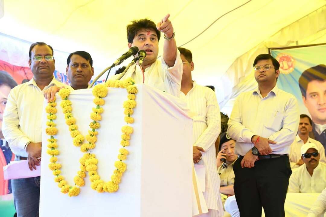 केंद्रीय संचार एवं पूर्वोत्तर क्षेत्र विकास मंत्री श्री Jyotiraditya M Scindia ने ग्राम राजापुर में आज दो महत्वपूर्ण मार्गों का भूमिपूजन किया, जिसमें घपोरा से तैरई मार्ग (लंबाई 3 किमी, लागत ₹317.73 लाख) तथा भगारी से रामपुर-टपरन मार्ग (लंबाई 2.90 किमी, लागत ₹330.82 लाख) का निर्माण कराया जाएगा। इन सड़कों के बनने से ग्रामीण अंचलों में आवागमन सुगम और सुरक्षित होगा, जिससे क्षेत्र के विकास को नई रफ्तार मिलेगी।
CM Madhya Pradesh
Jansampark Madhya Pradesh
Collector Shivpuri
#shivpuri