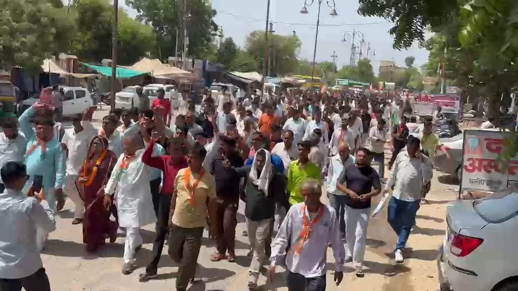 🚨 नगर परिषद चुनाव: नामांकन के अंतिम दिन उमड़ी भारी भीड़! 🚨
चूरू नगर परिषद चुनाव को लेकर सोमवार को नामांकन पत्र दाखिल करने का अंतिम दिन होने के कारण नगर परिषद कार्यालय में प्रत्याशियों और समर्थकों की भारी भीड़ देखने को मिली।
भाजपा, कांग्रेस और निर्दलीय प्रत्याशी अपने समर्थकों के साथ नगर परिषद पहुंचे और रिटर्निंग अधिकारी के समक्ष नामांकन पत्र प्रस्तुत किए। इस दौरान सुरक्षा व्यवस्था बनाए रखने के लिए पुलिस बल भी तैनात रहा।
भाजपा प्रत्याशियों के साथ पूर्व नेता प्रतिपक्ष राजेंद्र राठौड़ और विधायक हरलाल सहारण भी नगर परिषद पहुंचे और प्रत्याशियों का उत्साहवर्धन किया।
🗳️ नामांकन के अंतिम दिन चूरू नगर परिषद में पूरी तरह चुनावी रंग दिखाई दिया।
थार की आवाज अजय
#Churu #ChuruNews #BreakingNews #Election2026 #TharKiAwaazAjay